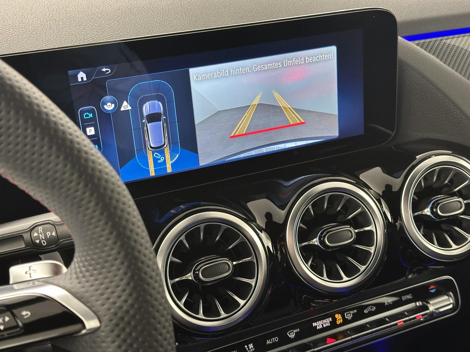 MERCEDES-BENZ GLA 200 AMG Line-image-10