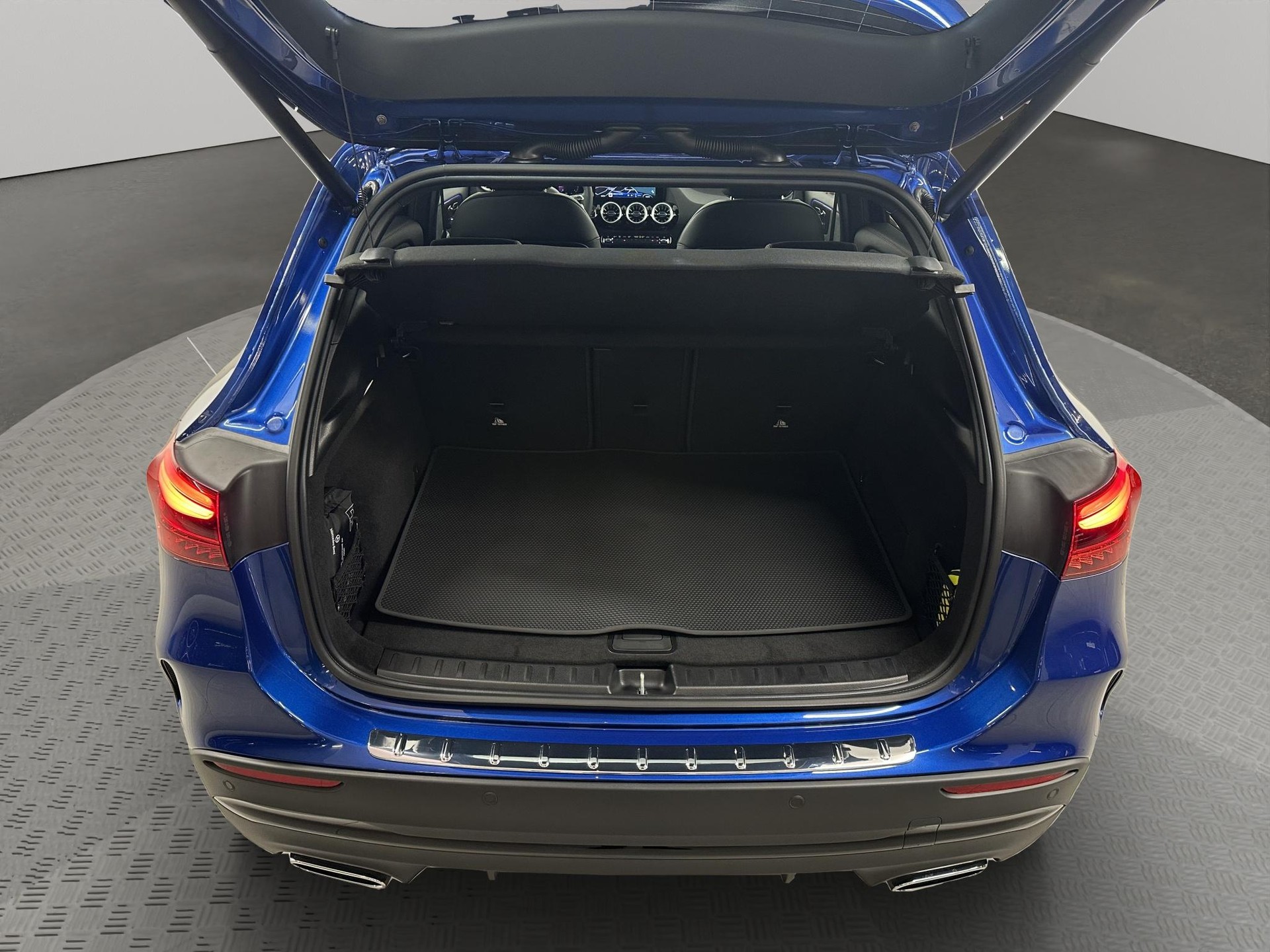 MERCEDES-BENZ GLA 200 AMG Line-image-5