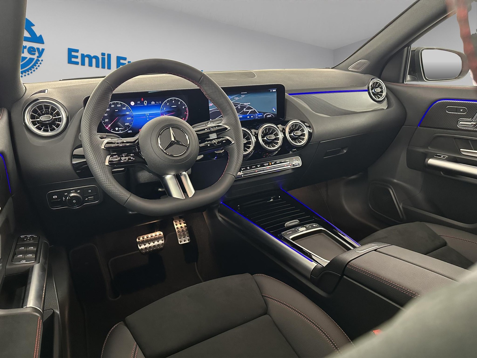 MERCEDES-BENZ GLA 200 AMG Line-image-9