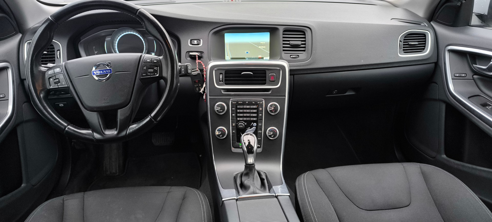 VOLVO V60 D4 Kinetic Geartronic-image-8