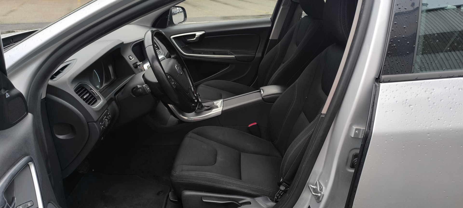 VOLVO V60 D4 Kinetic Geartronic-image-10