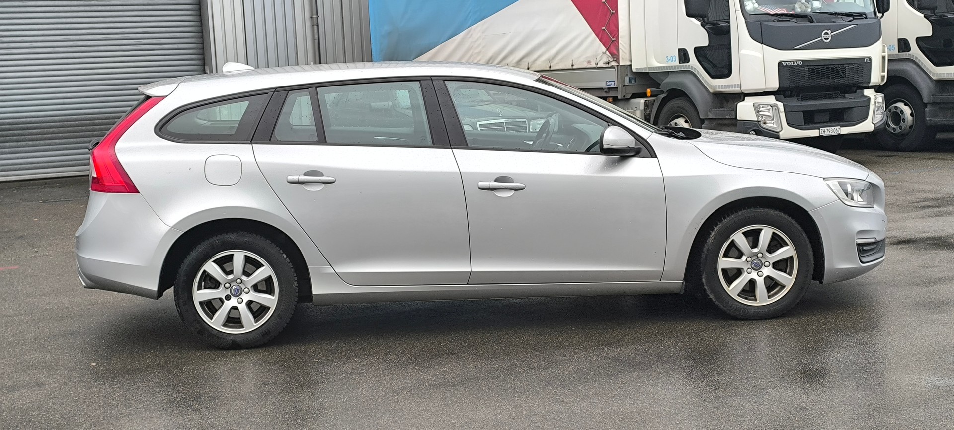 VOLVO V60 D4 Kinetic Geartronic-image-2