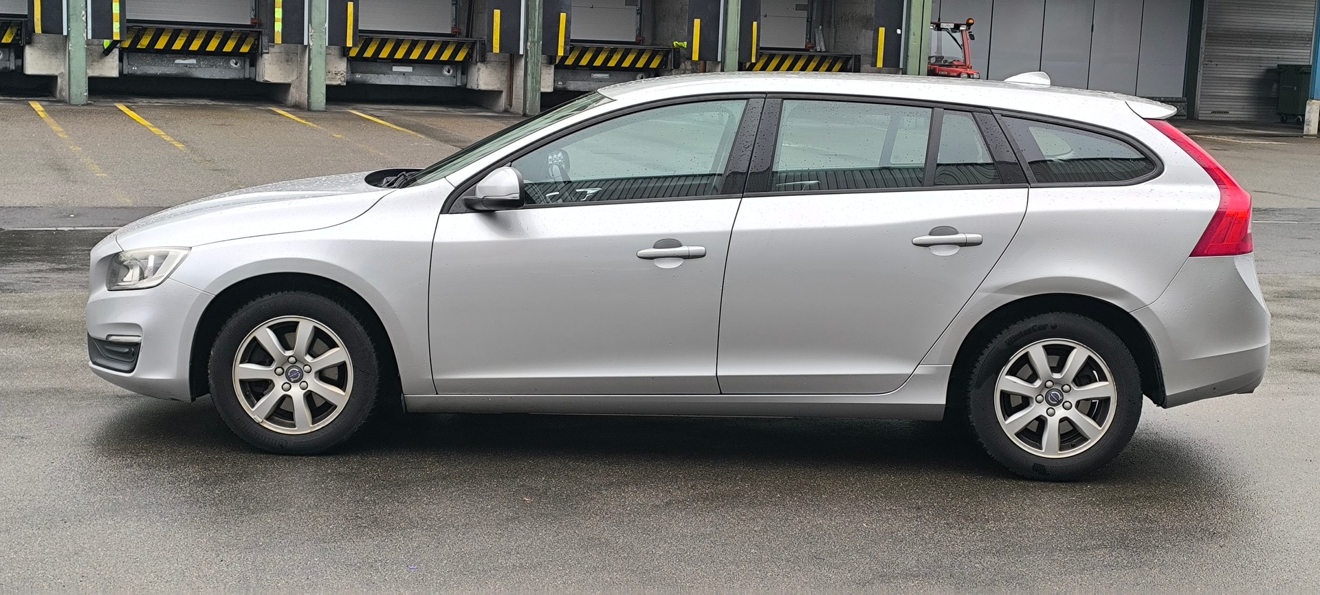 VOLVO V60 D4 Kinetic Geartronic-image-6