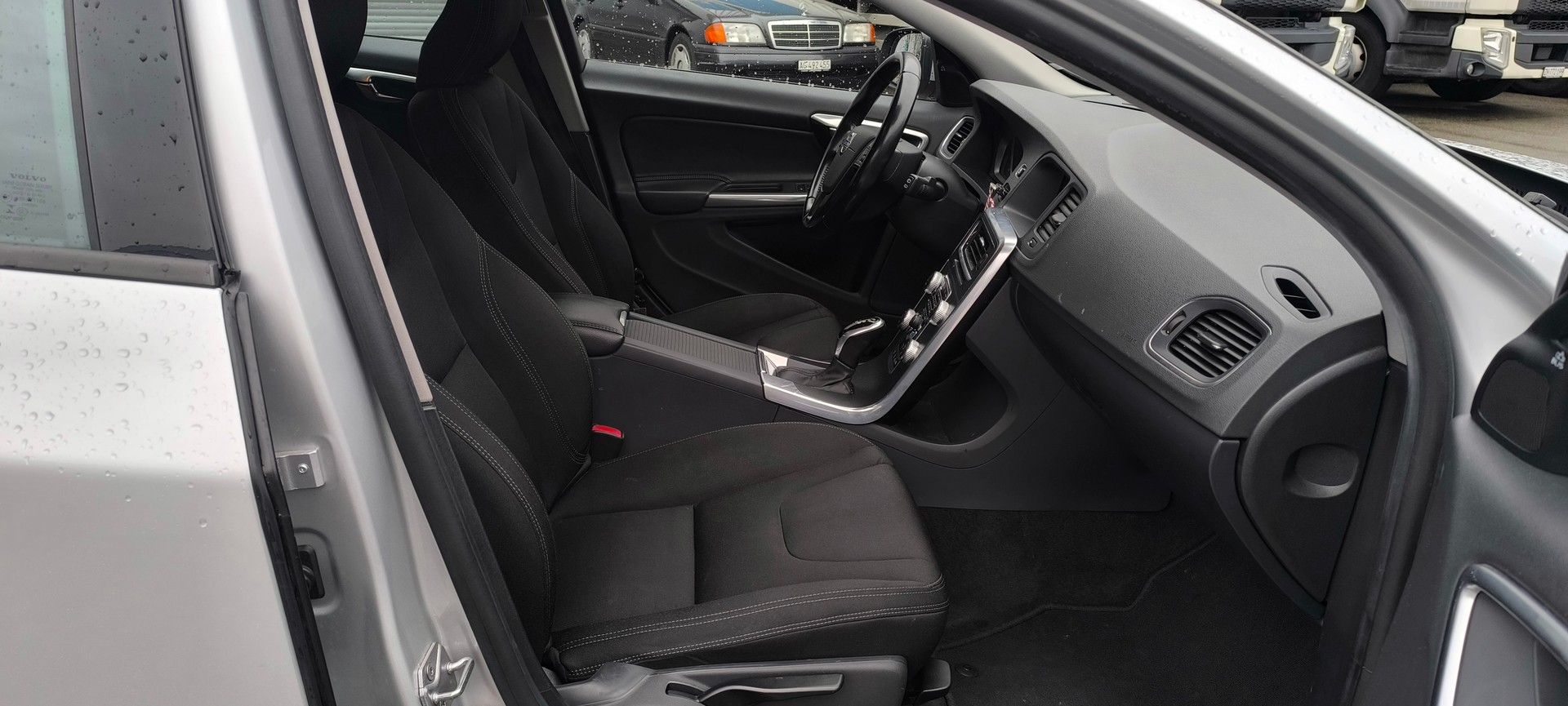 VOLVO V60 D4 Kinetic Geartronic-image-12