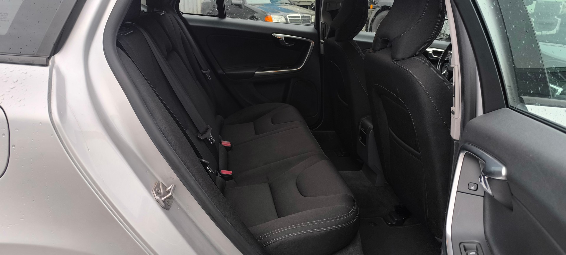 VOLVO V60 D4 Kinetic Geartronic-image-14
