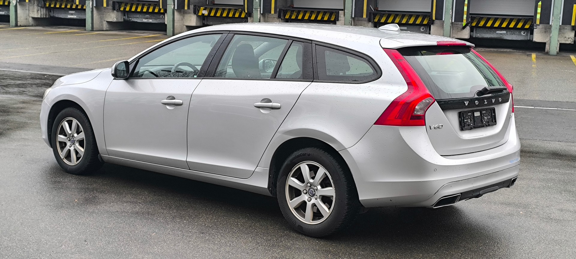 VOLVO V60 D4 Kinetic Geartronic-image-3