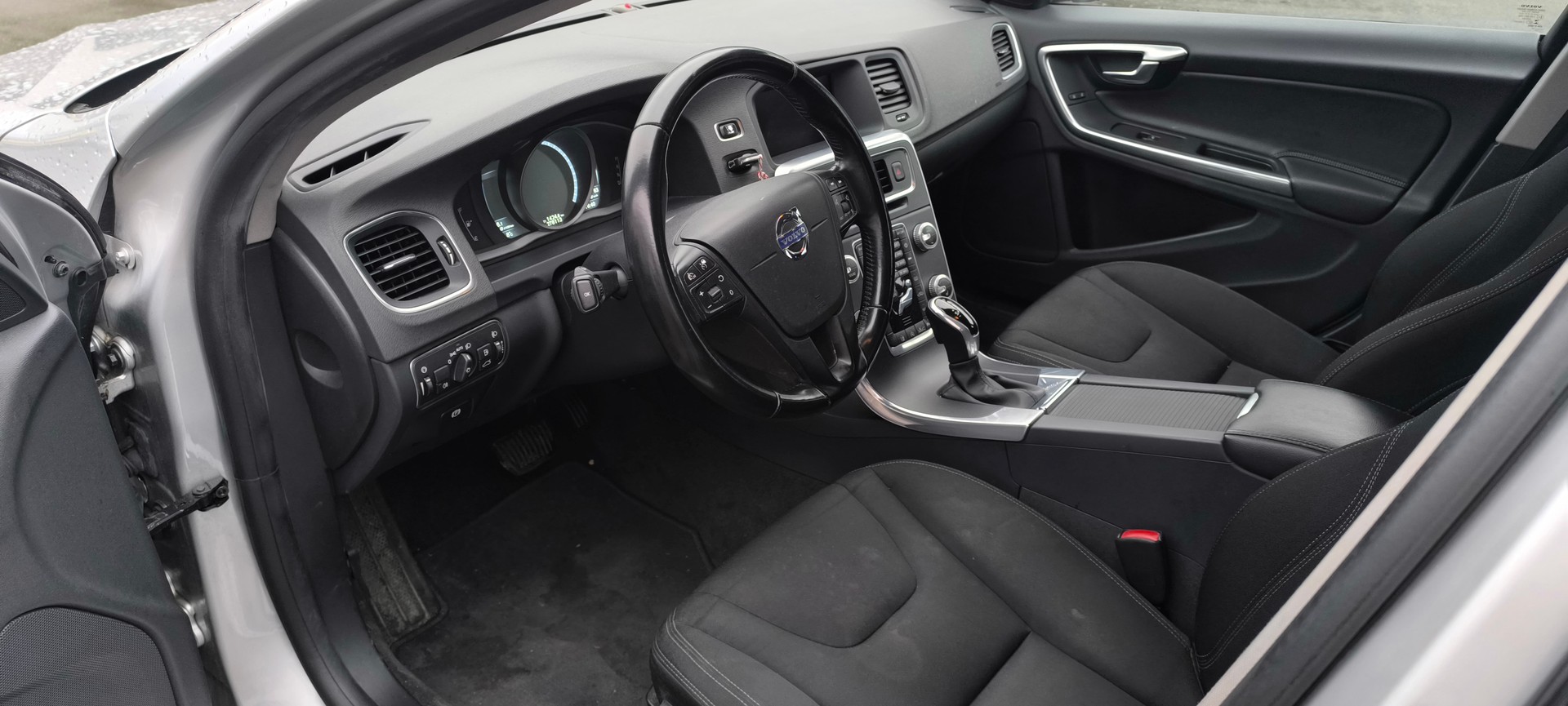 VOLVO V60 D4 Kinetic Geartronic-image-11