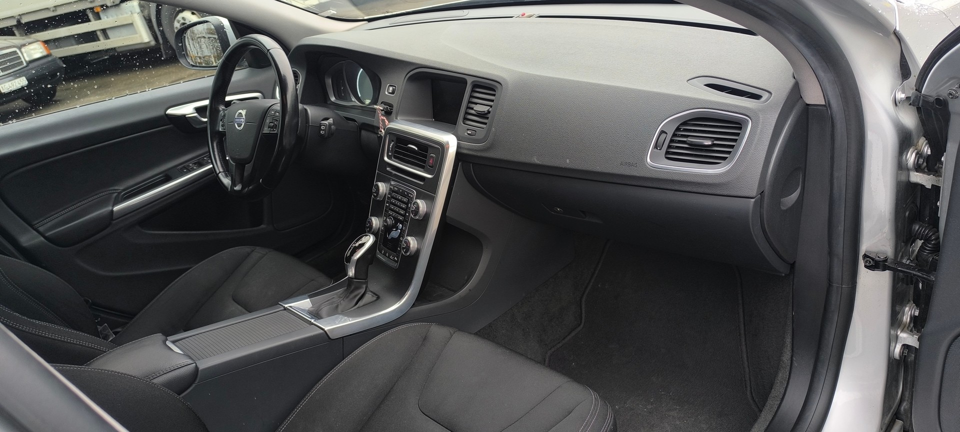 VOLVO V60 D4 Kinetic Geartronic-image-13