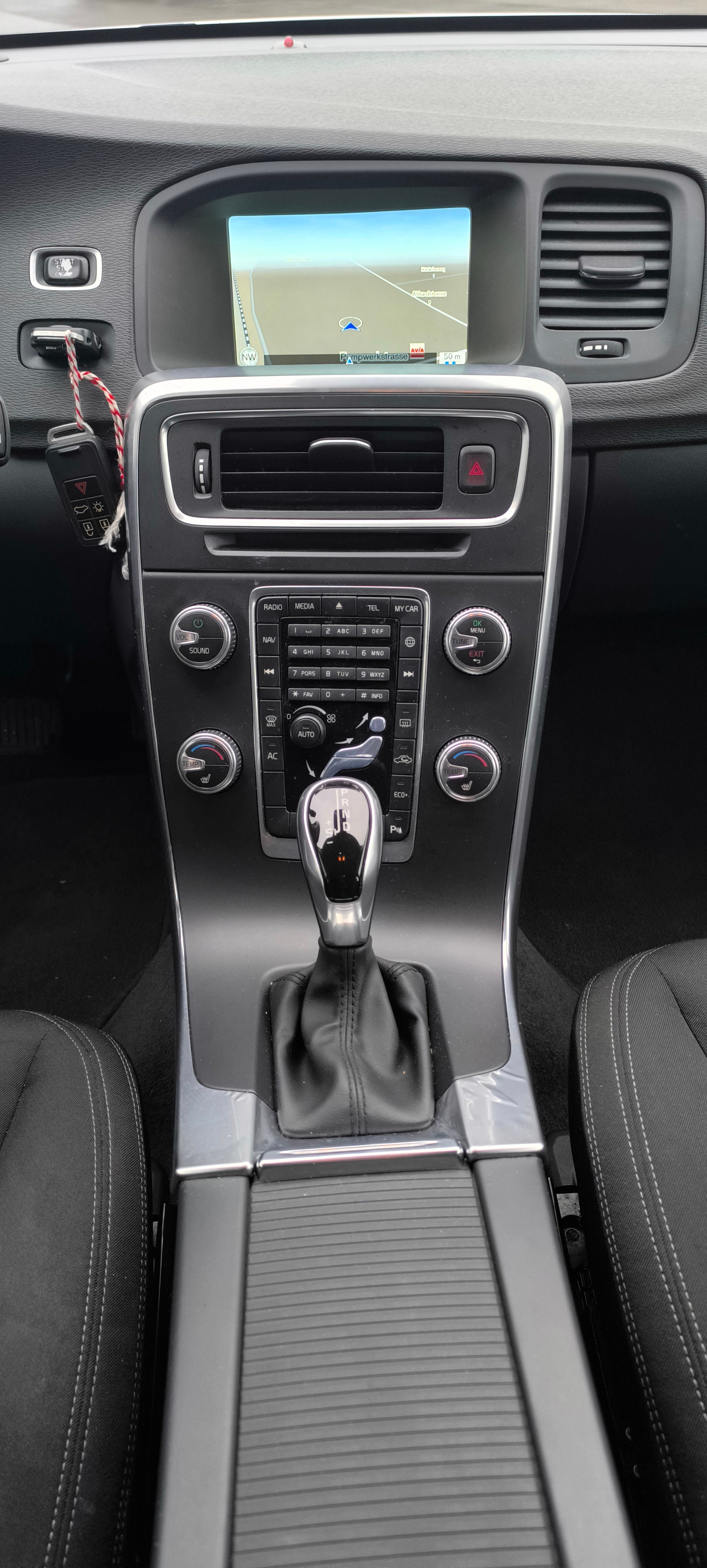 VOLVO V60 D4 Kinetic Geartronic-image-9