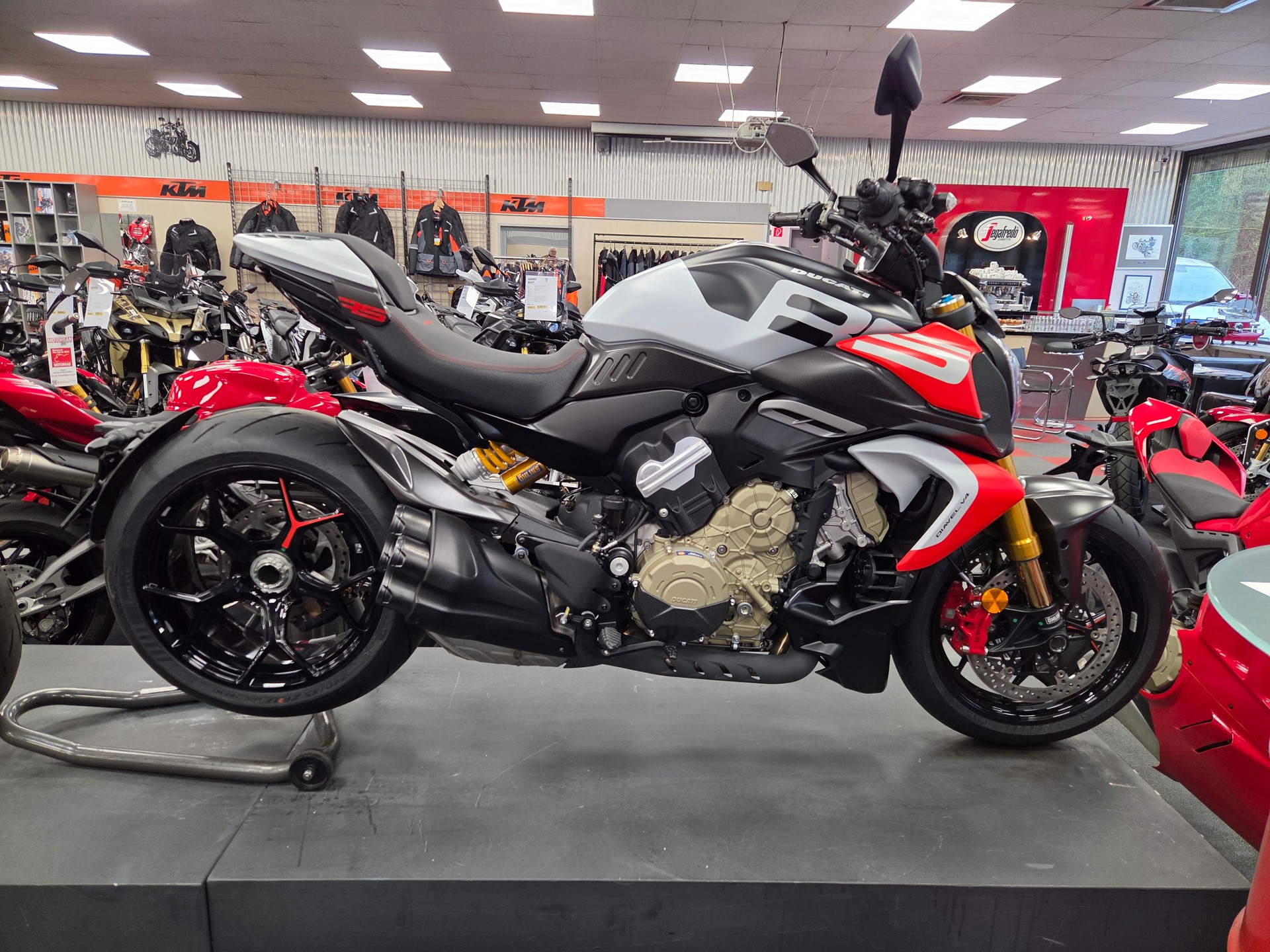 DUCATI Diavel V4 RS mit 4 Jahre Werksgarantie