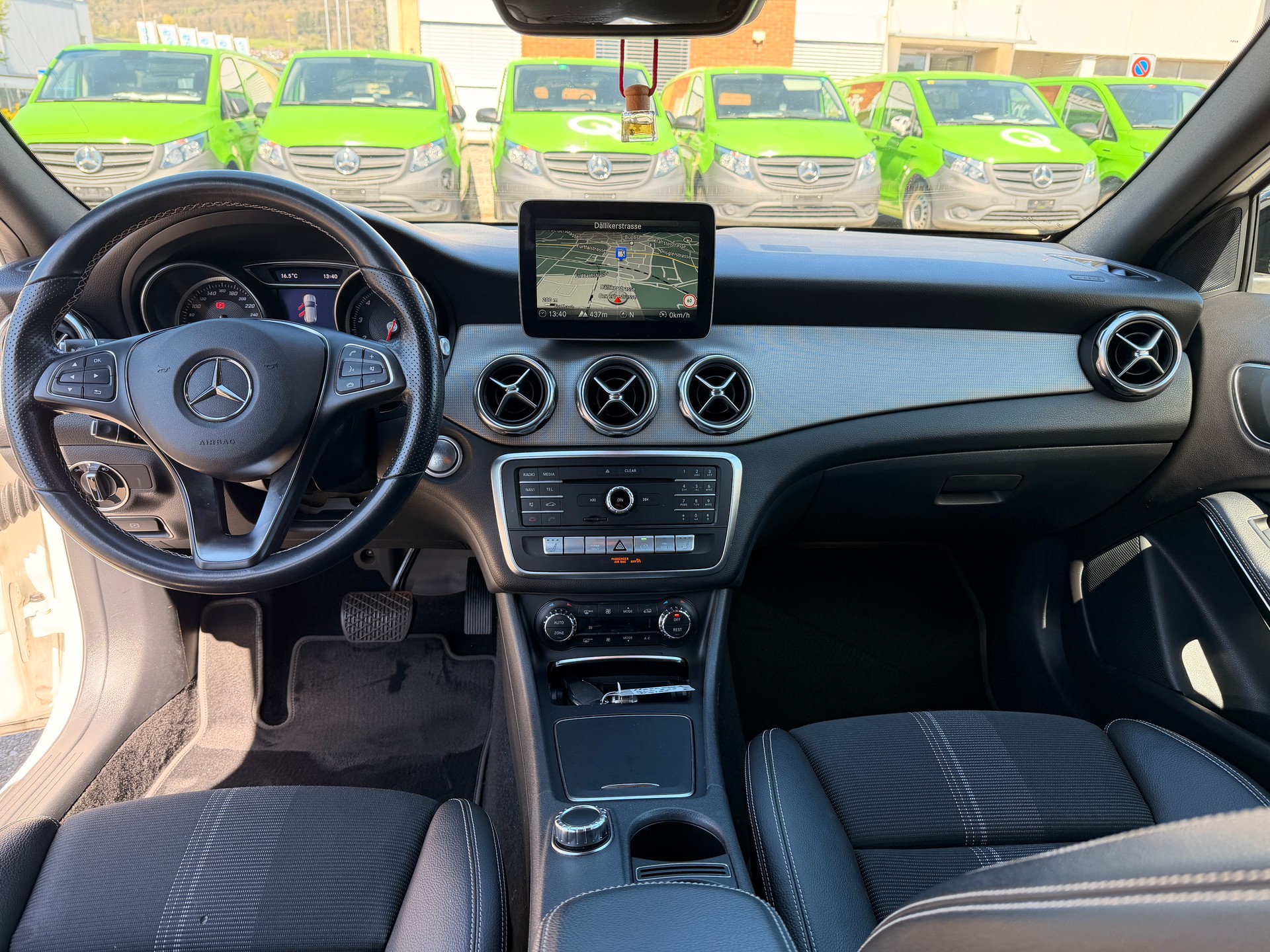 MERCEDES-BENZ GLA 200 Night Star 7G-DCT-image-5