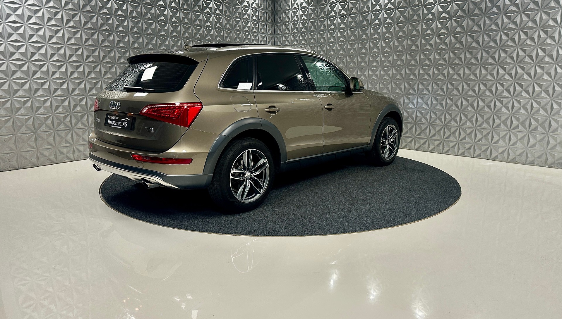 AUDI Q5 2.0 TFSI quattro S-tronic-image-4