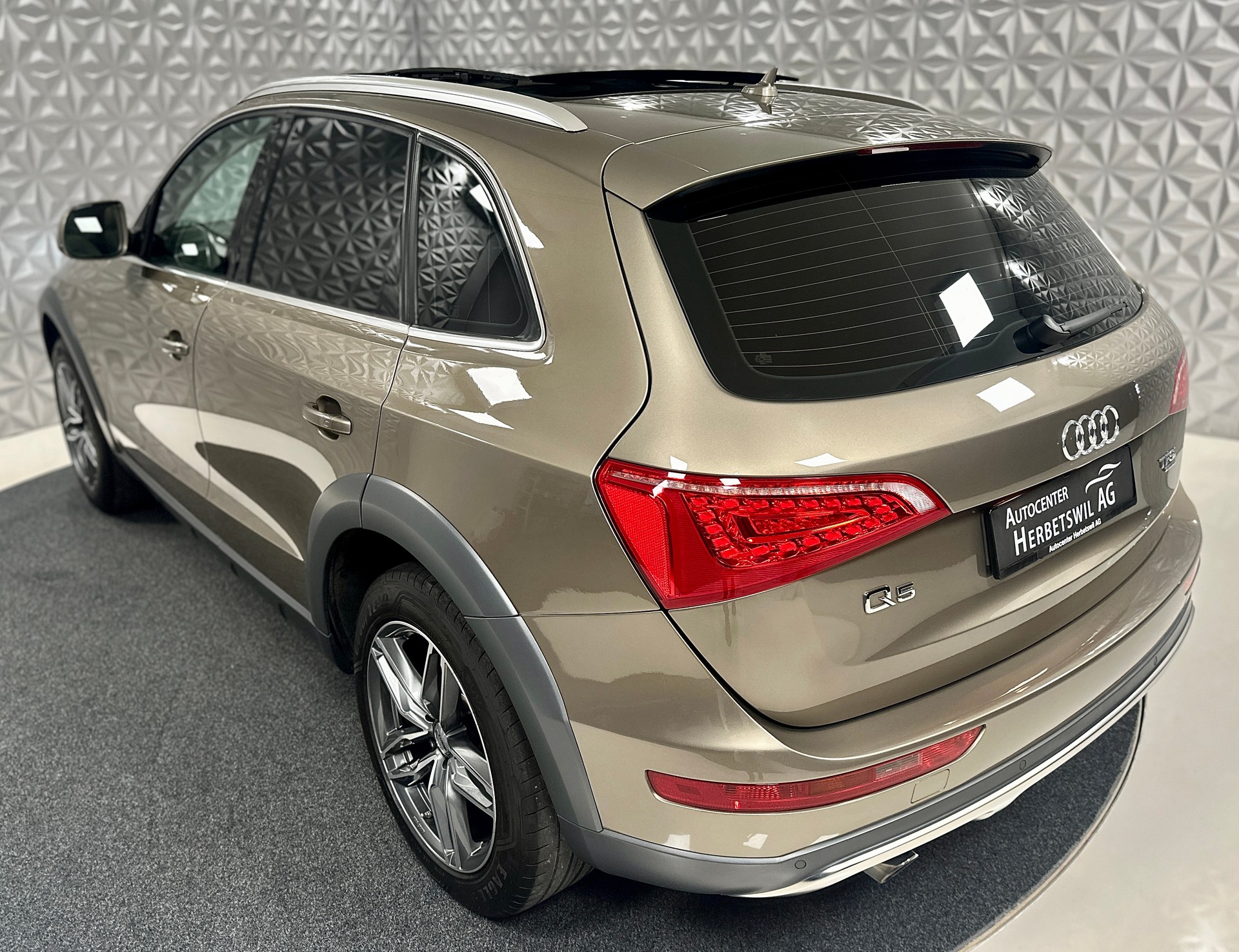AUDI Q5 2.0 TFSI quattro S-tronic-image-9
