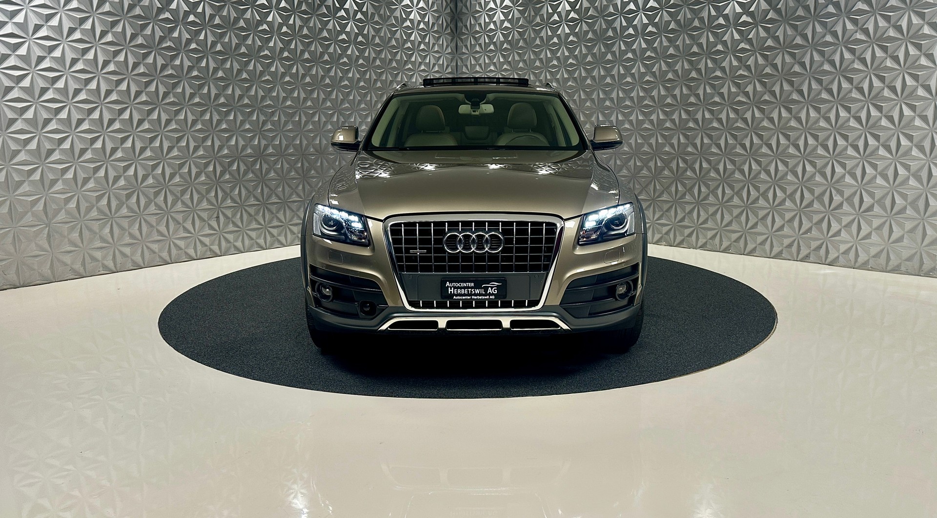 AUDI Q5 2.0 TFSI quattro S-tronic-image-1
