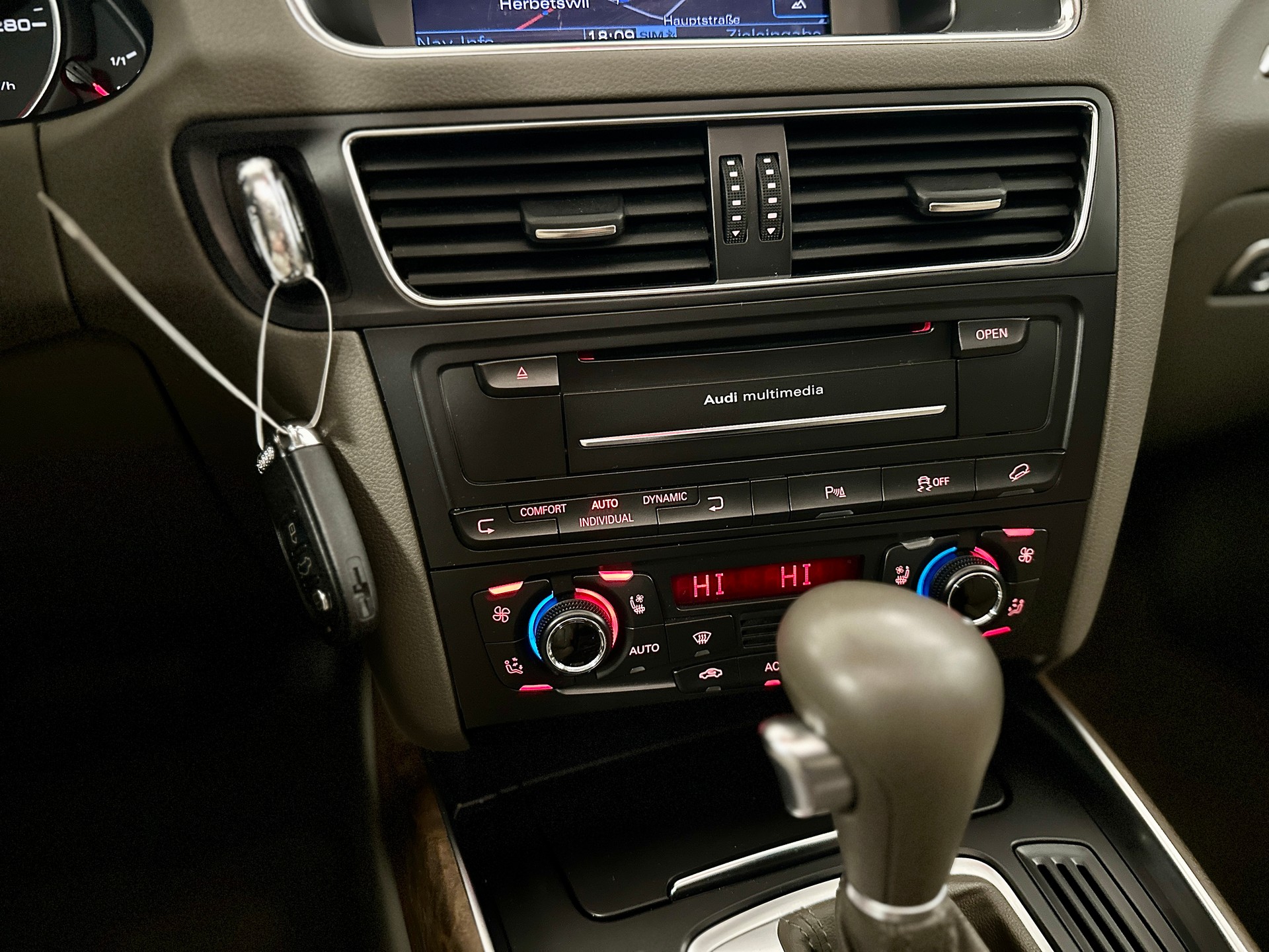 AUDI Q5 2.0 TFSI quattro S-tronic-image-22