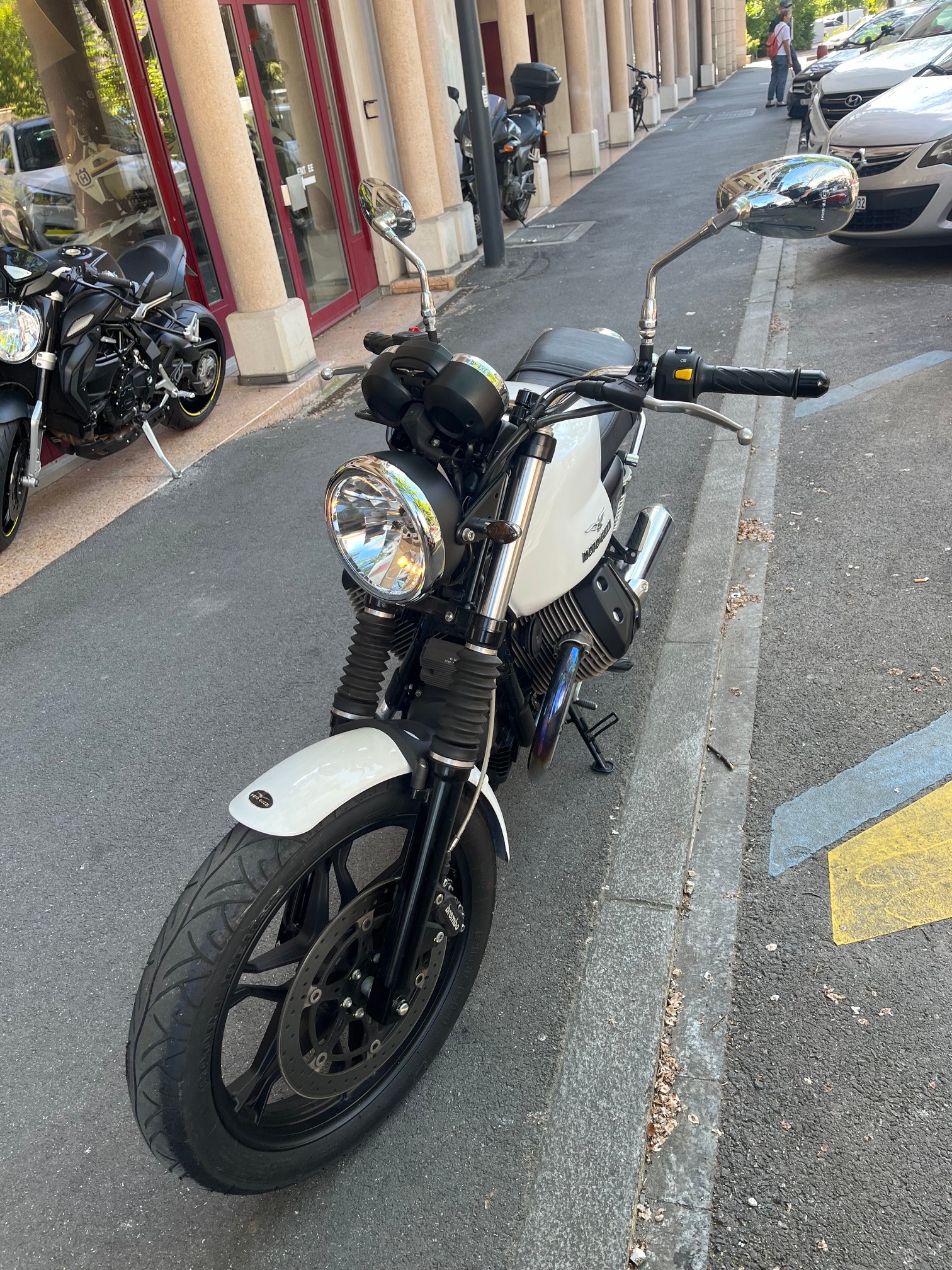 MOTO GUZZI V7-image-2
