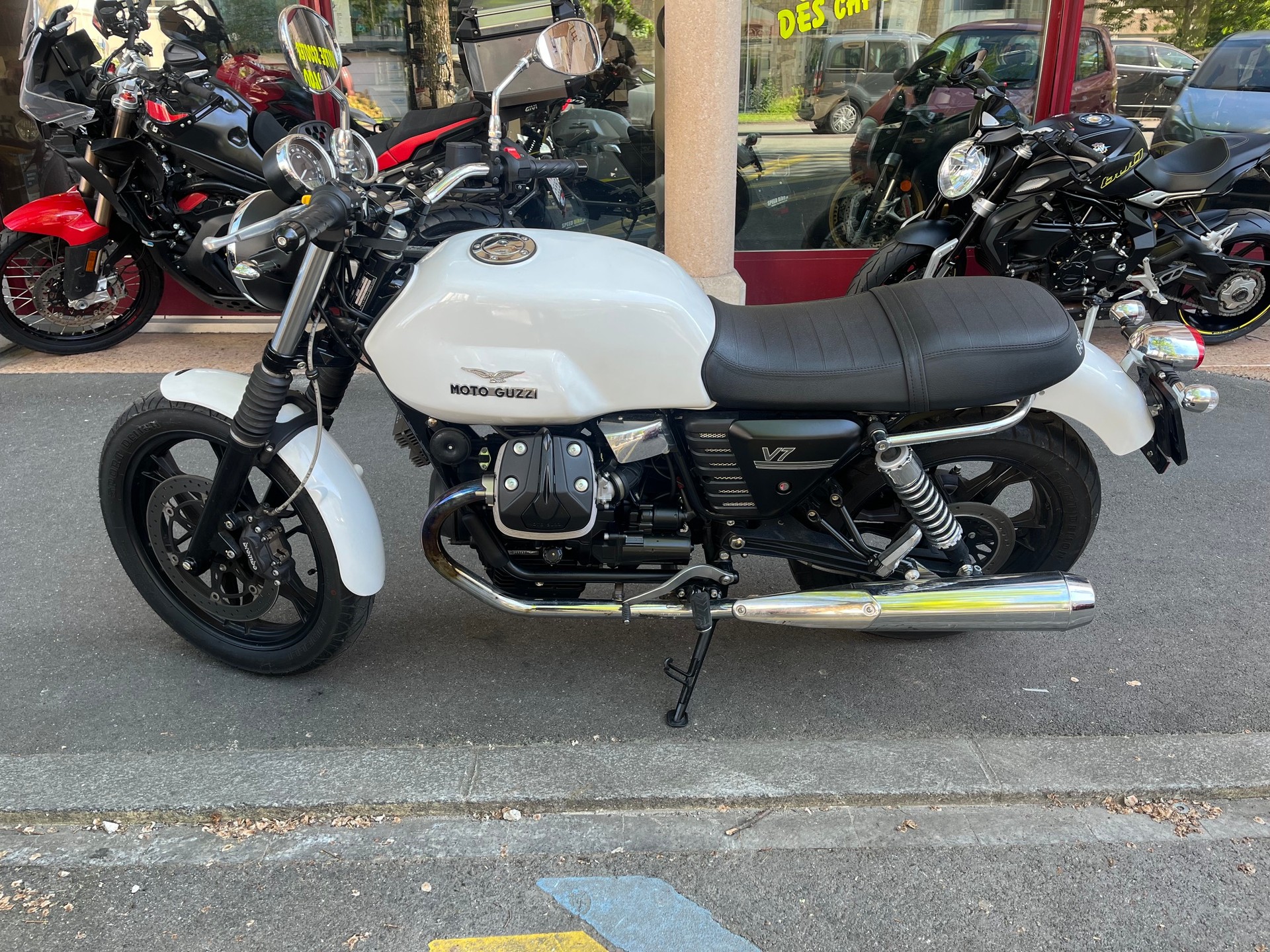 MOTO GUZZI V7