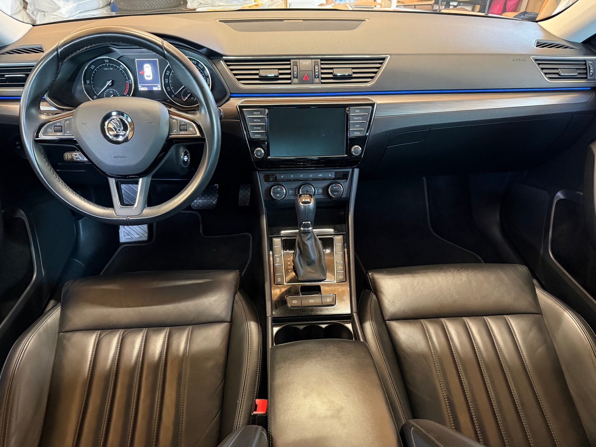 SKODA Superb Combi 2.0 TDi Style 4x4 DSG-image-8