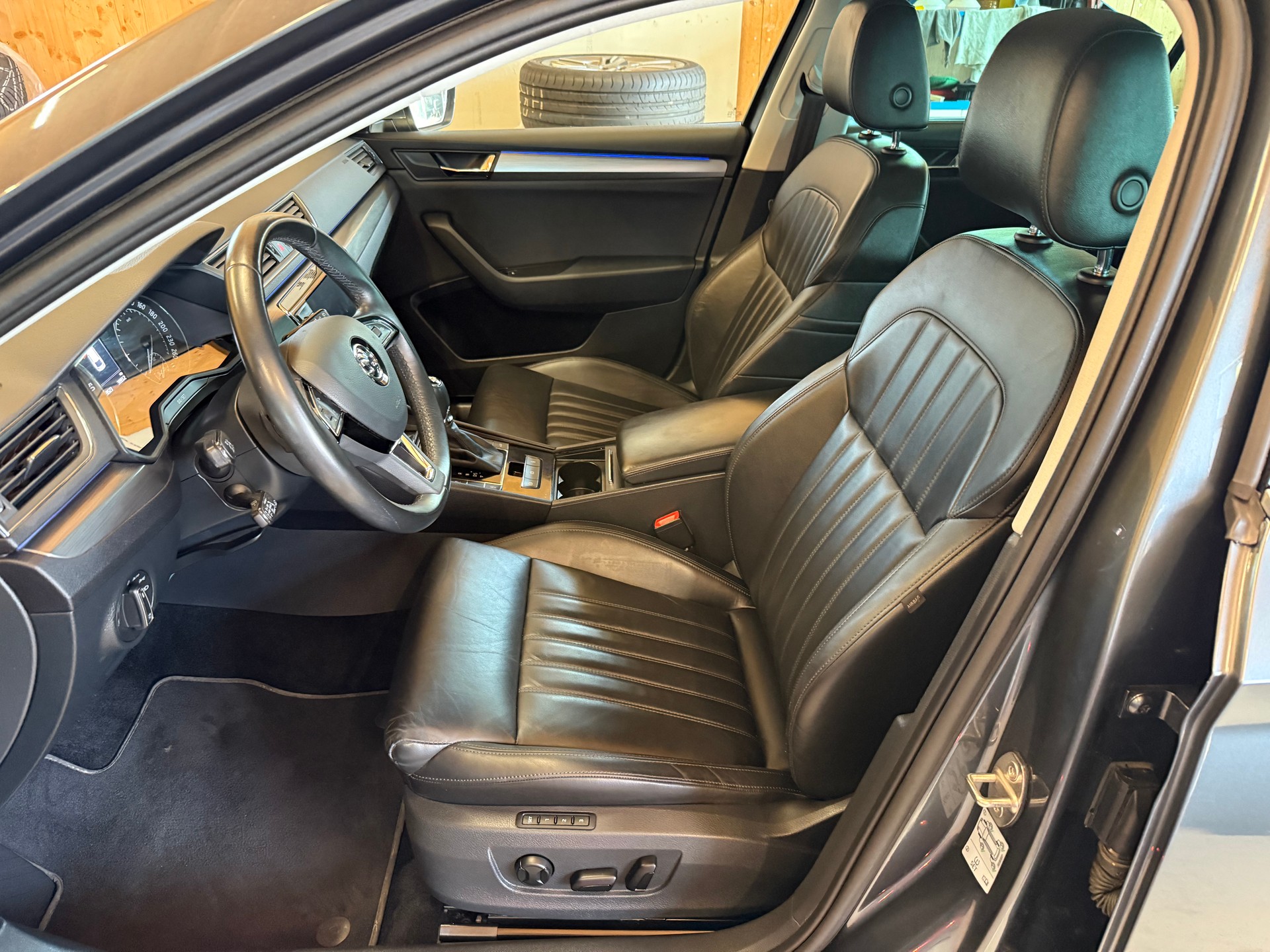 SKODA Superb Combi 2.0 TDi Style 4x4 DSG-image-6