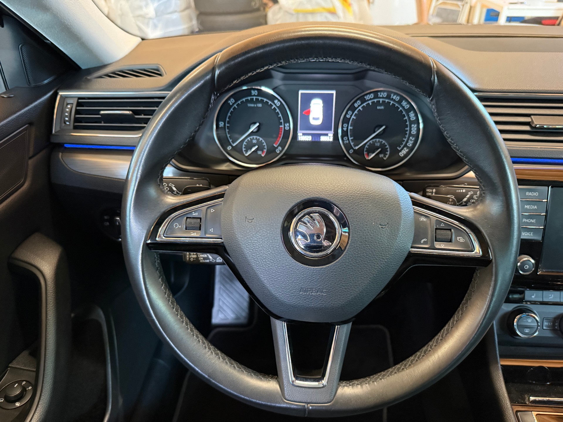 SKODA Superb Combi 2.0 TDi Style 4x4 DSG-image-9