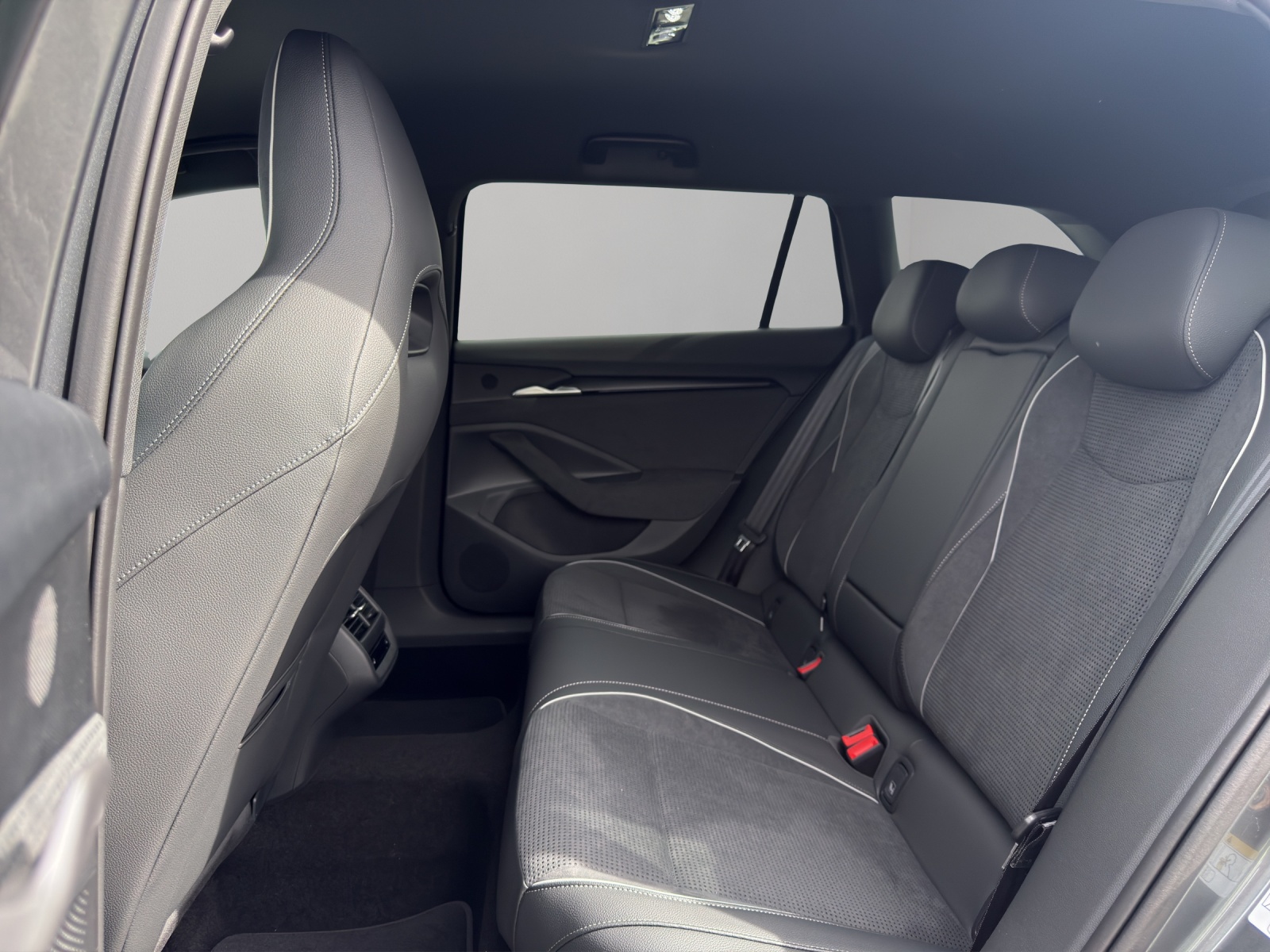SKODA Superb Combi 1.5 TSI PHEV Sportline DSG-image-14