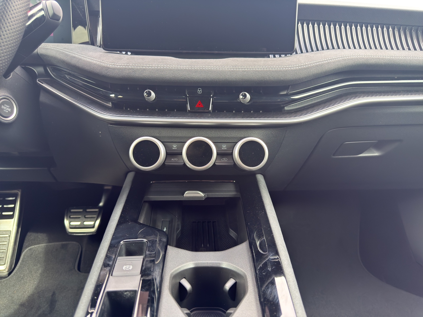 SKODA Superb Combi 1.5 TSI PHEV Sportline DSG-image-11