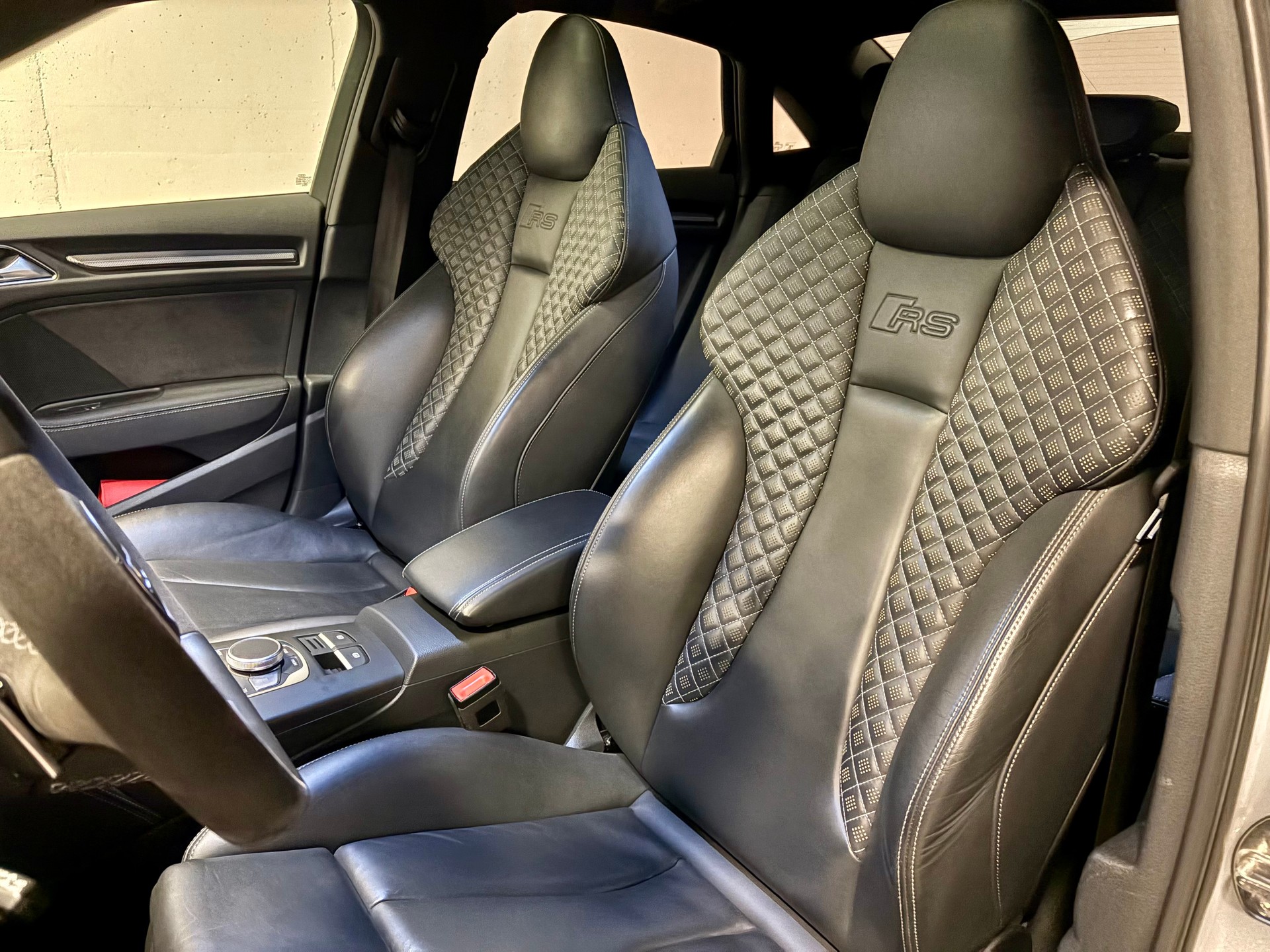 AUDI RS3 Limousine 2.5 TFSI Quattro S-Tronic-image-4