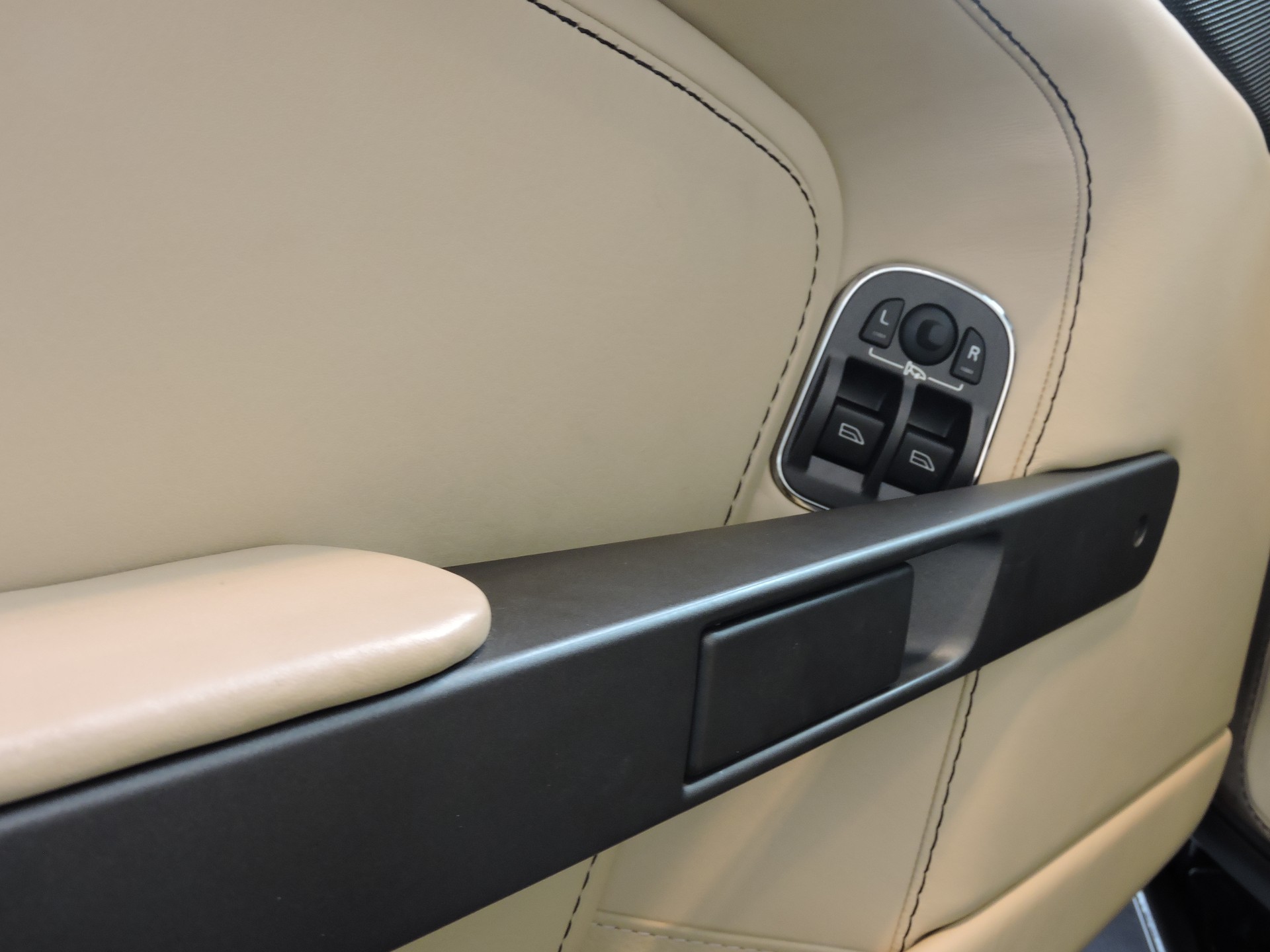ASTON MARTIN V8 Vantage 4.7 Sportshift-image-11