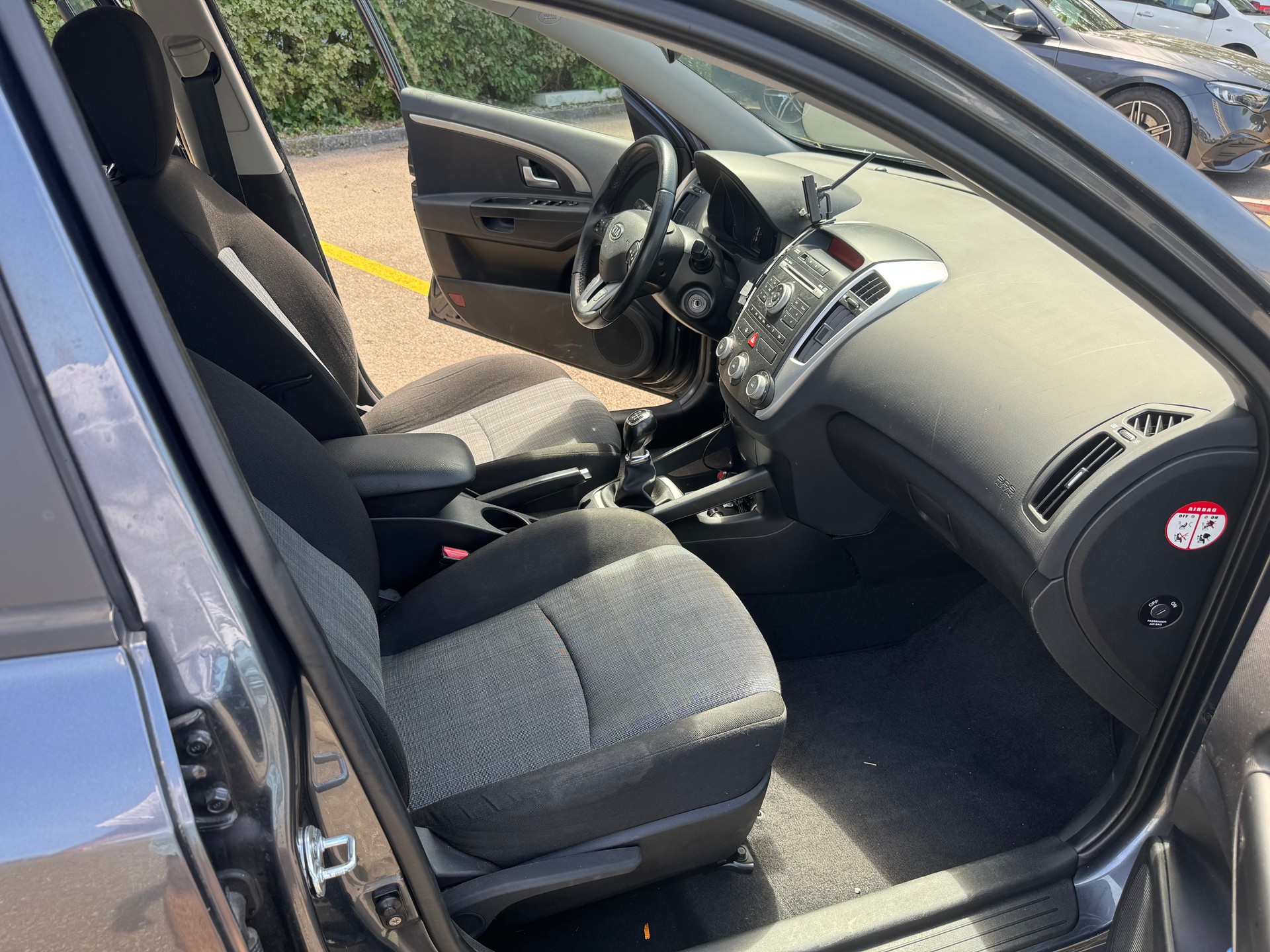 KIA Cee'd Sporty Wagon 1.6 16V Classic-image-5