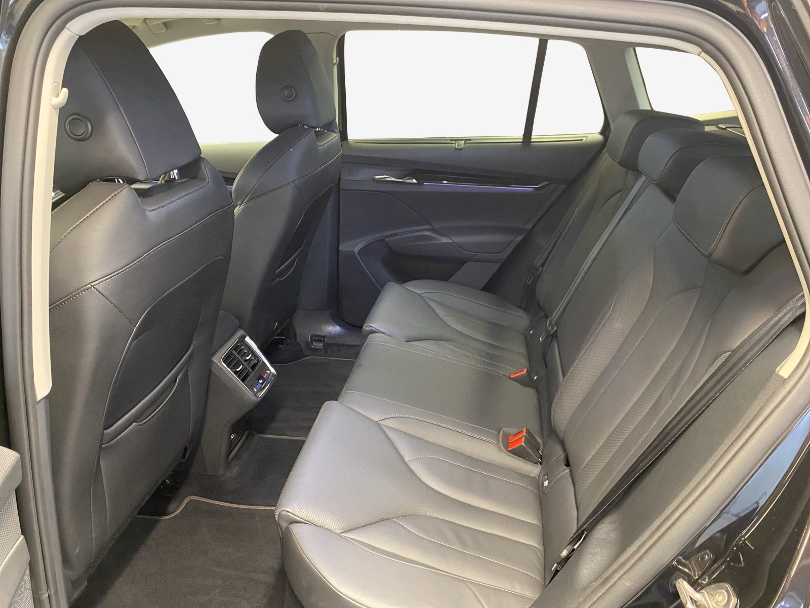 SKODA Enyaq iV 80-image-11