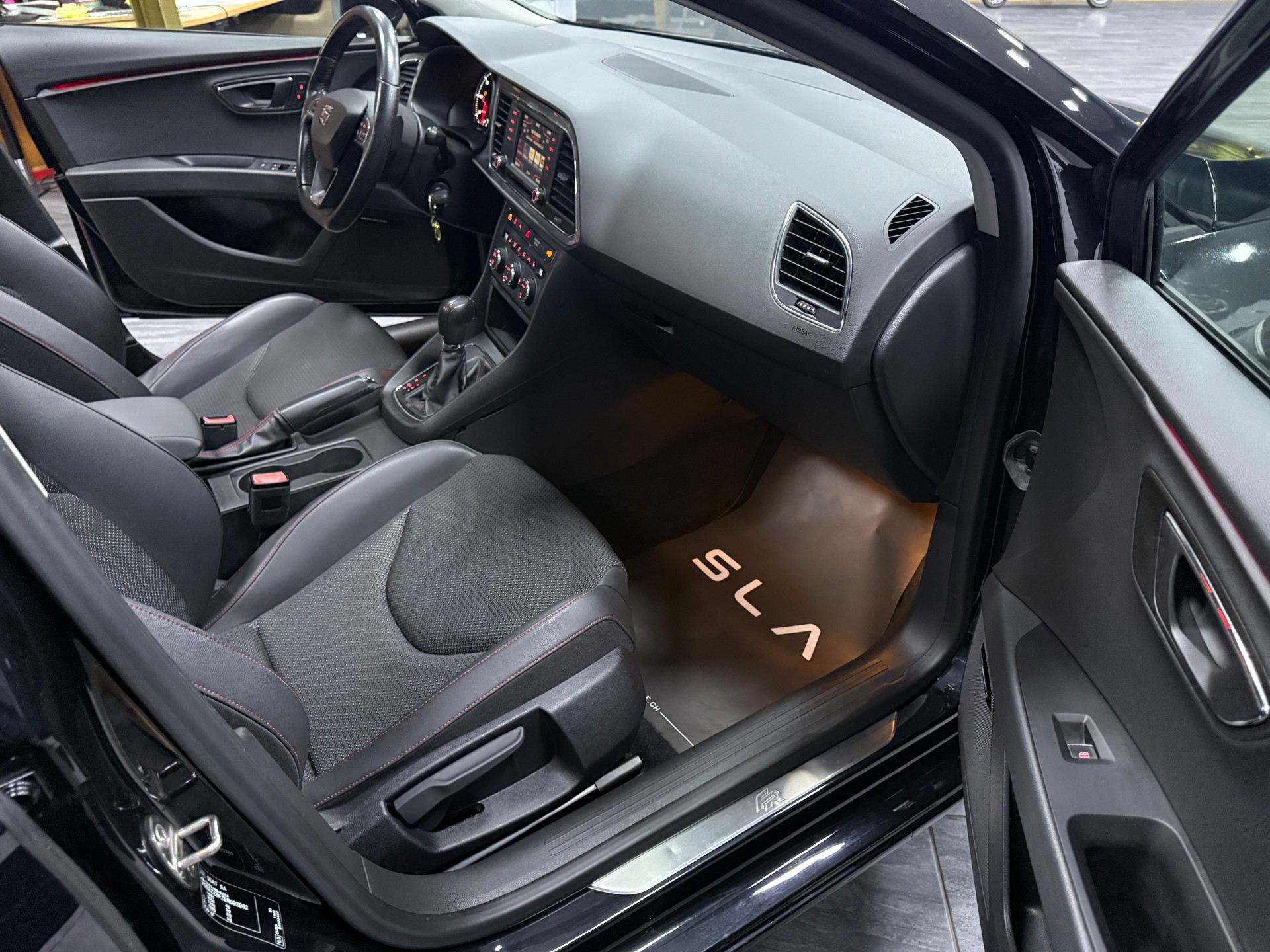 SEAT Leon ST 2.0 TDI FR DSG / CH Fz / Vollausstattung / AHK-image-11