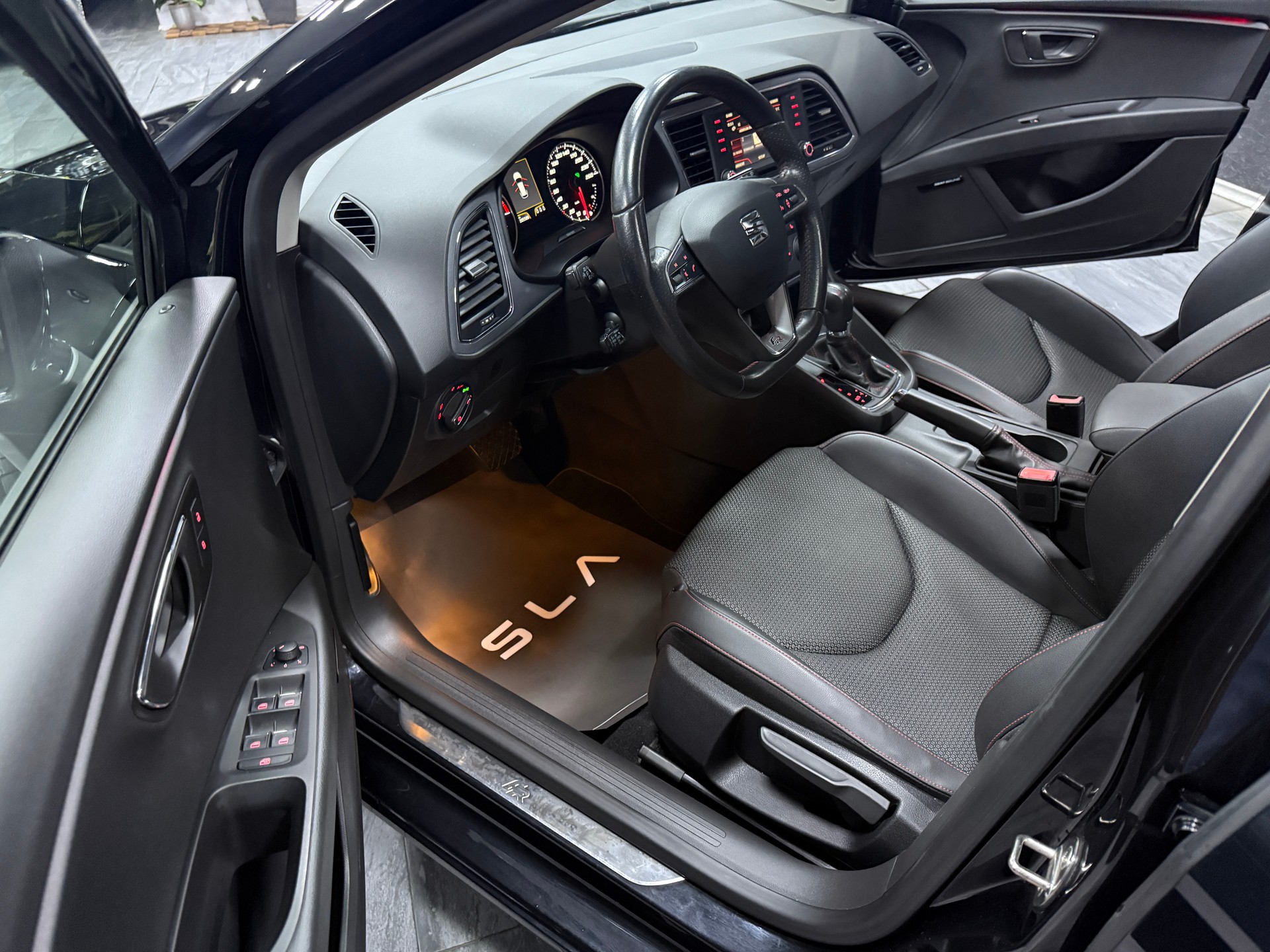 SEAT Leon ST 2.0 TDI FR DSG / CH Fz / Vollausstattung / AHK-image-8