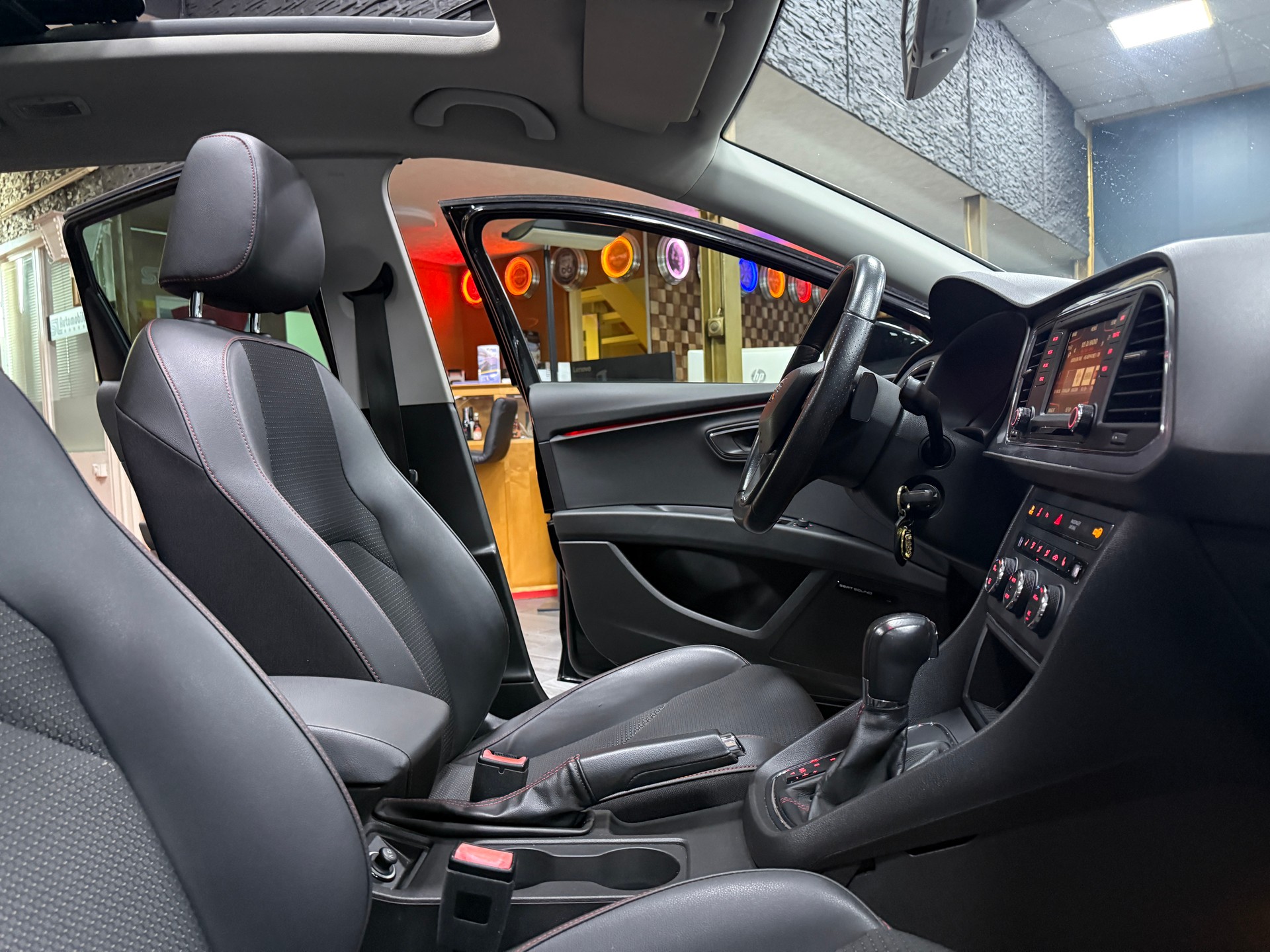 SEAT Leon ST 2.0 TDI FR DSG / CH Fz / Vollausstattung / AHK-image-15