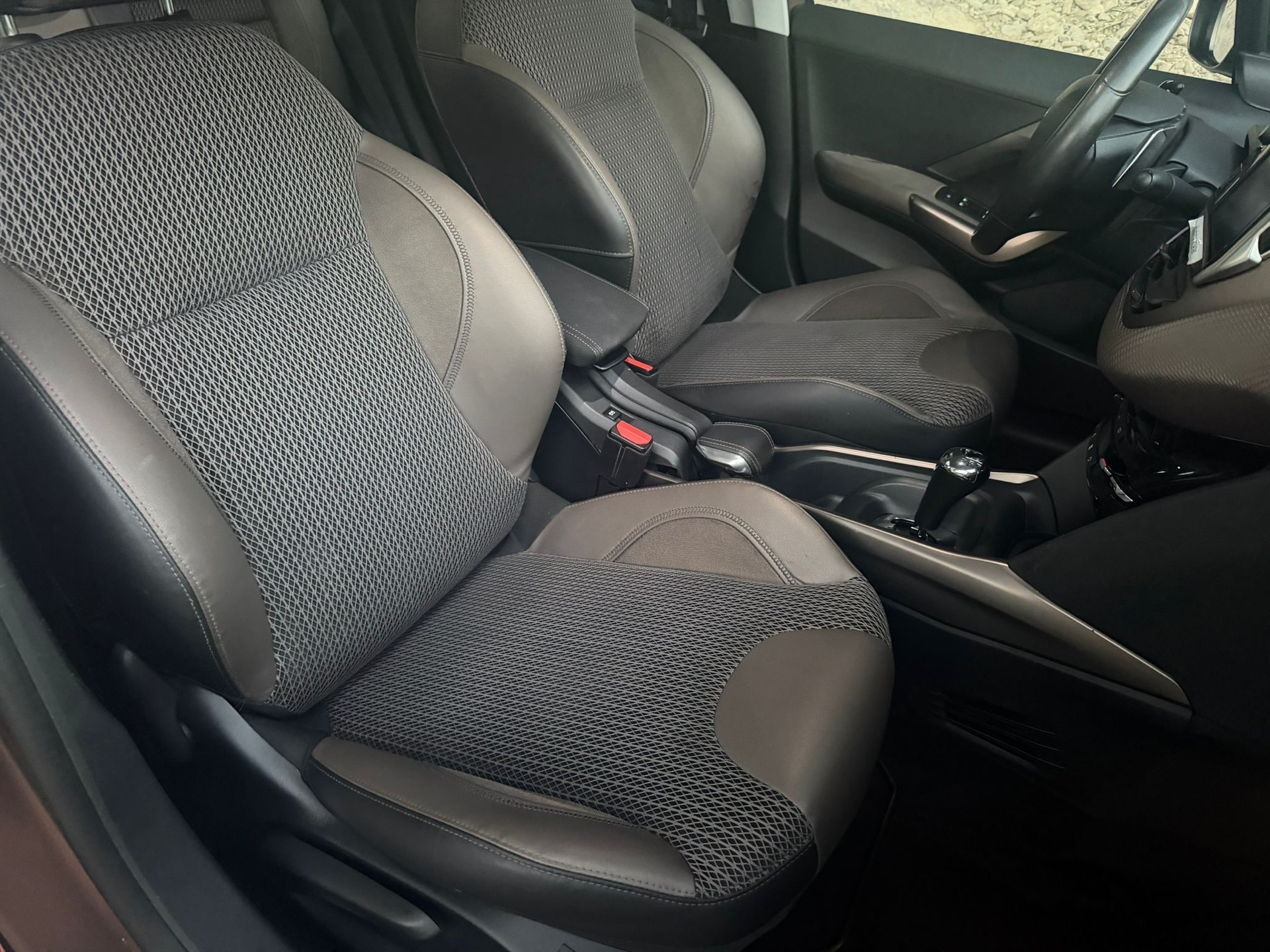 PEUGEOT 2008 1.6 e-HDi Allure EGS6-image-8