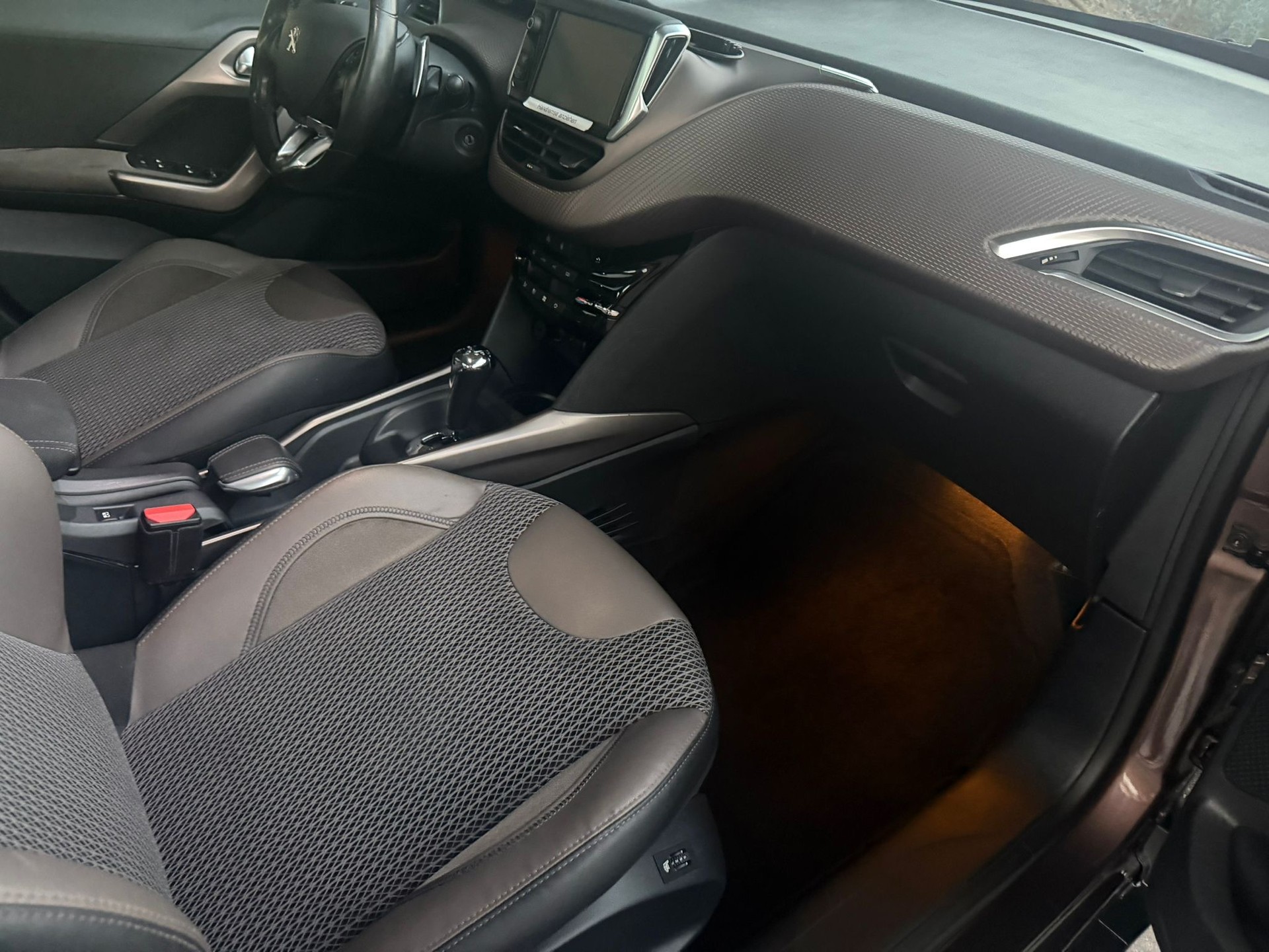 PEUGEOT 2008 1.6 e-HDi Allure EGS6-image-9