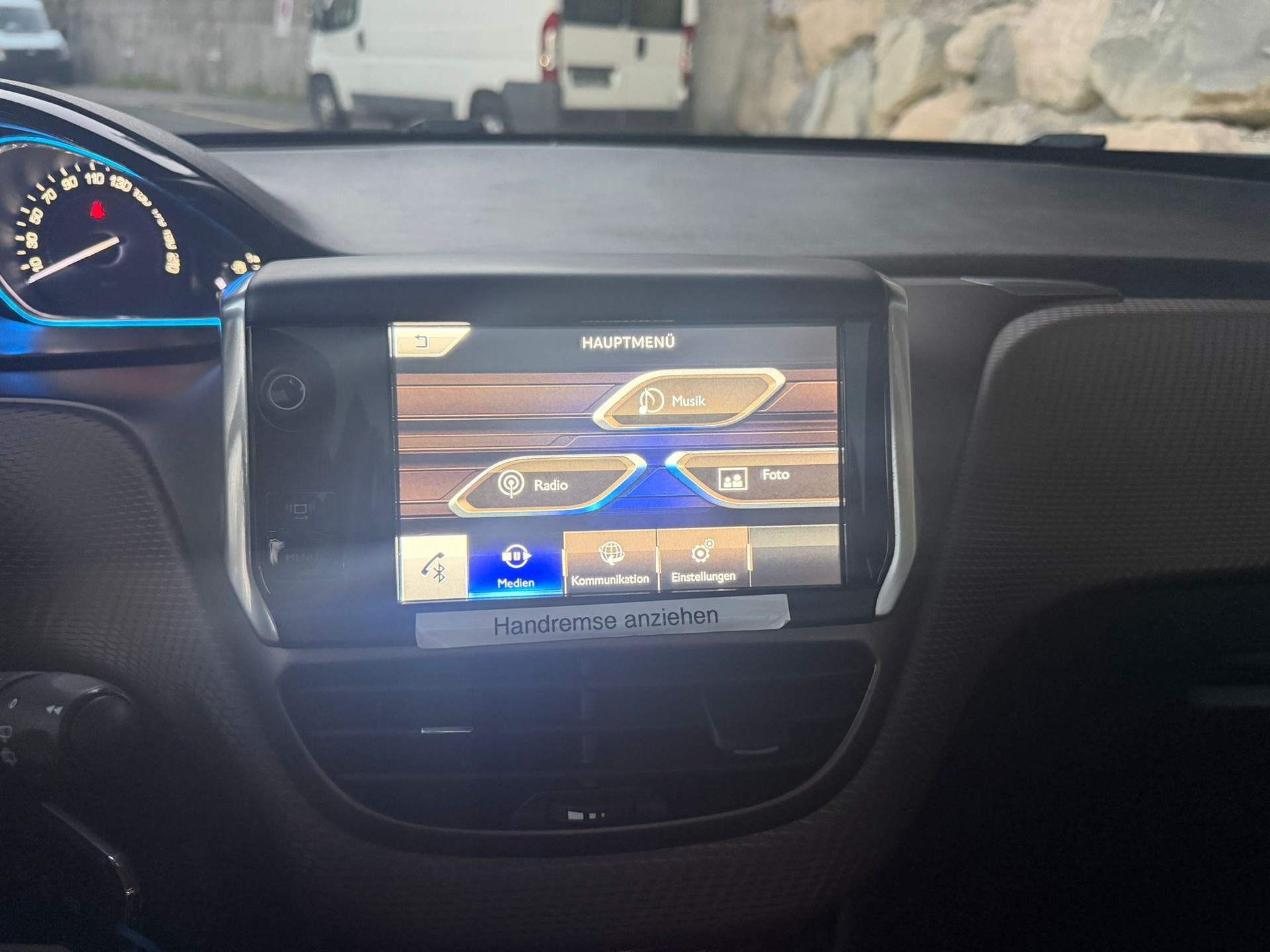 PEUGEOT 2008 1.6 e-HDi Allure EGS6-image-12