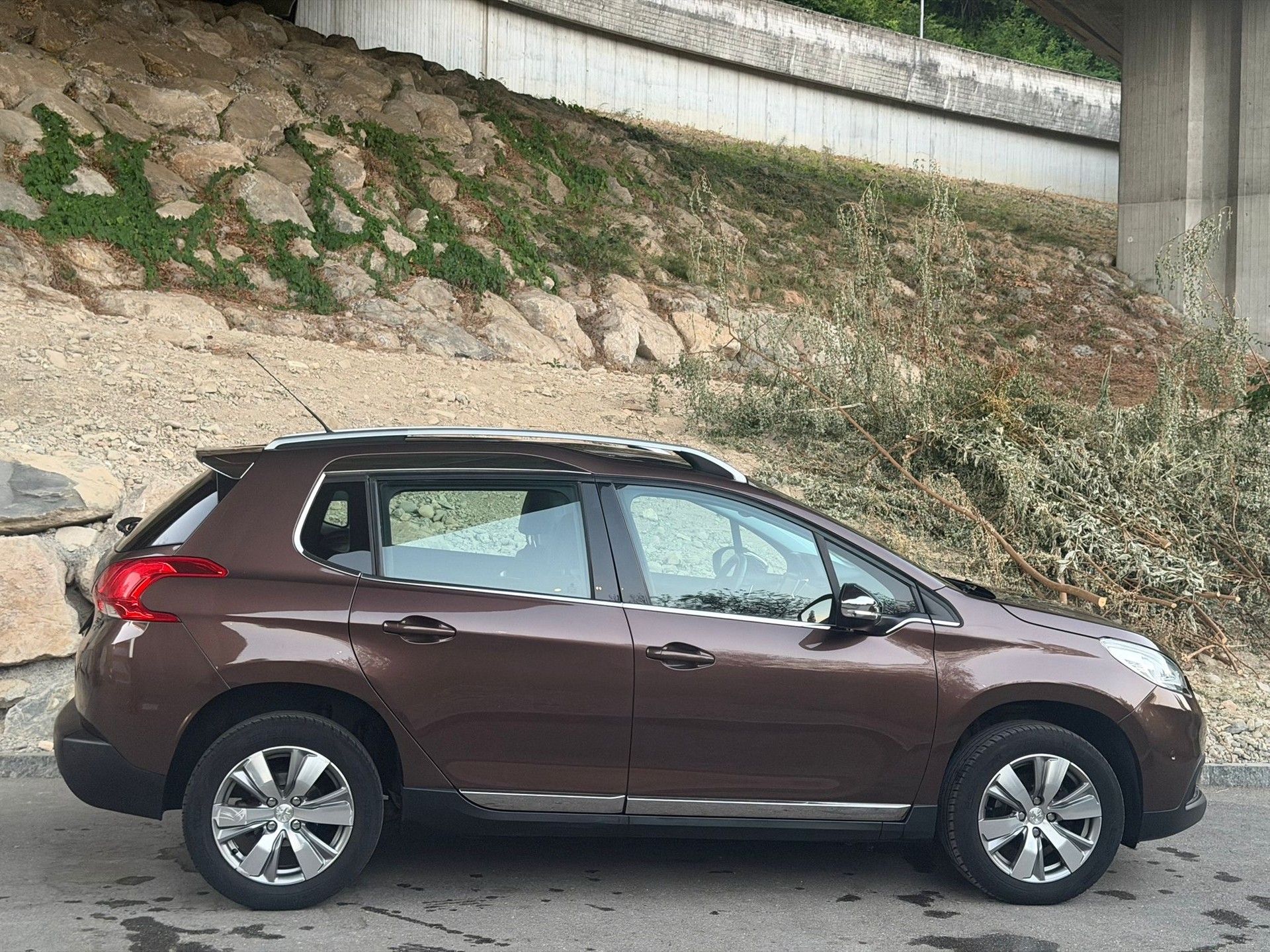 PEUGEOT 2008 1.6 e-HDi Allure EGS6-image-5