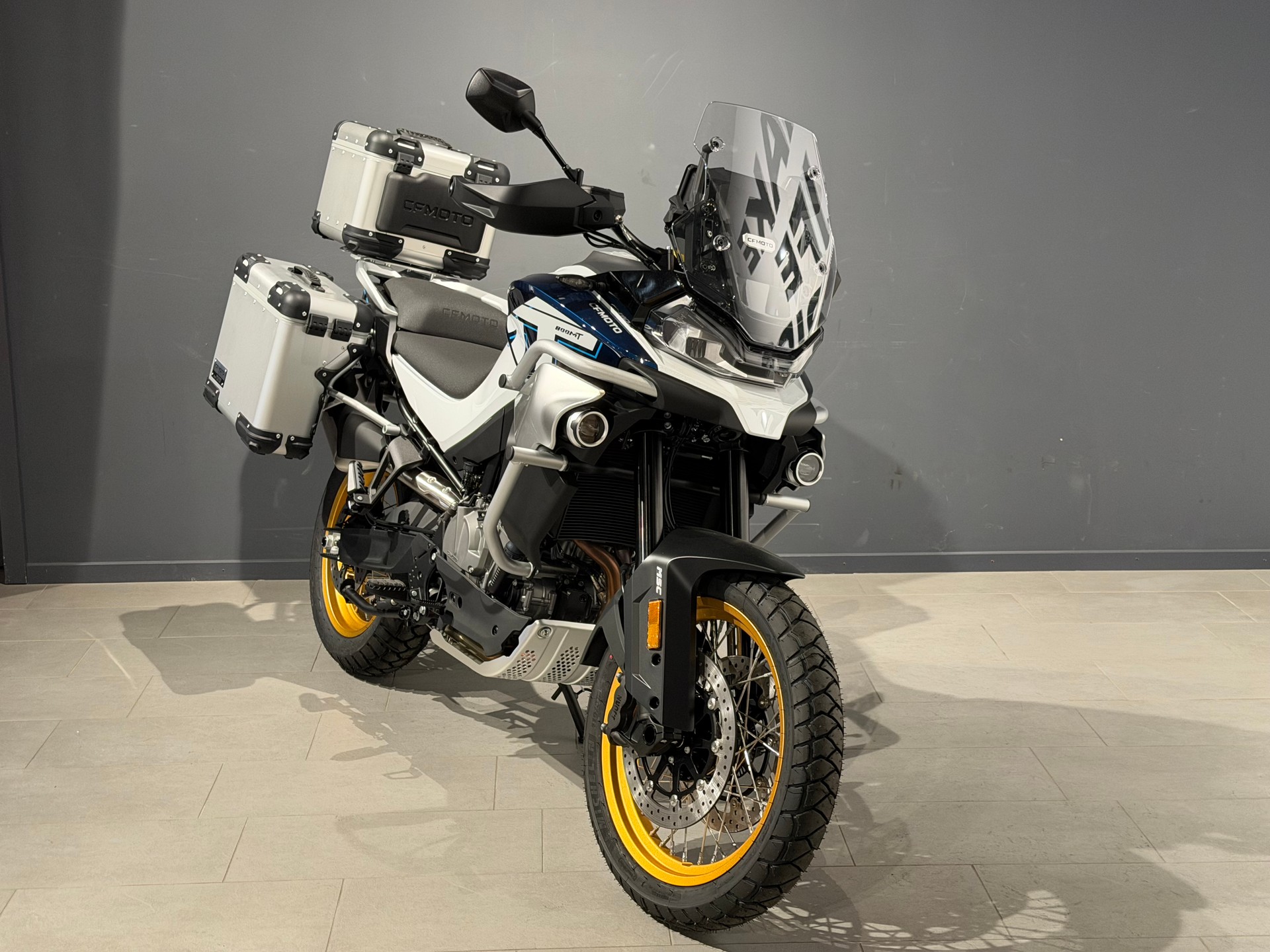 CF MOTO Explore-showroom-element-1