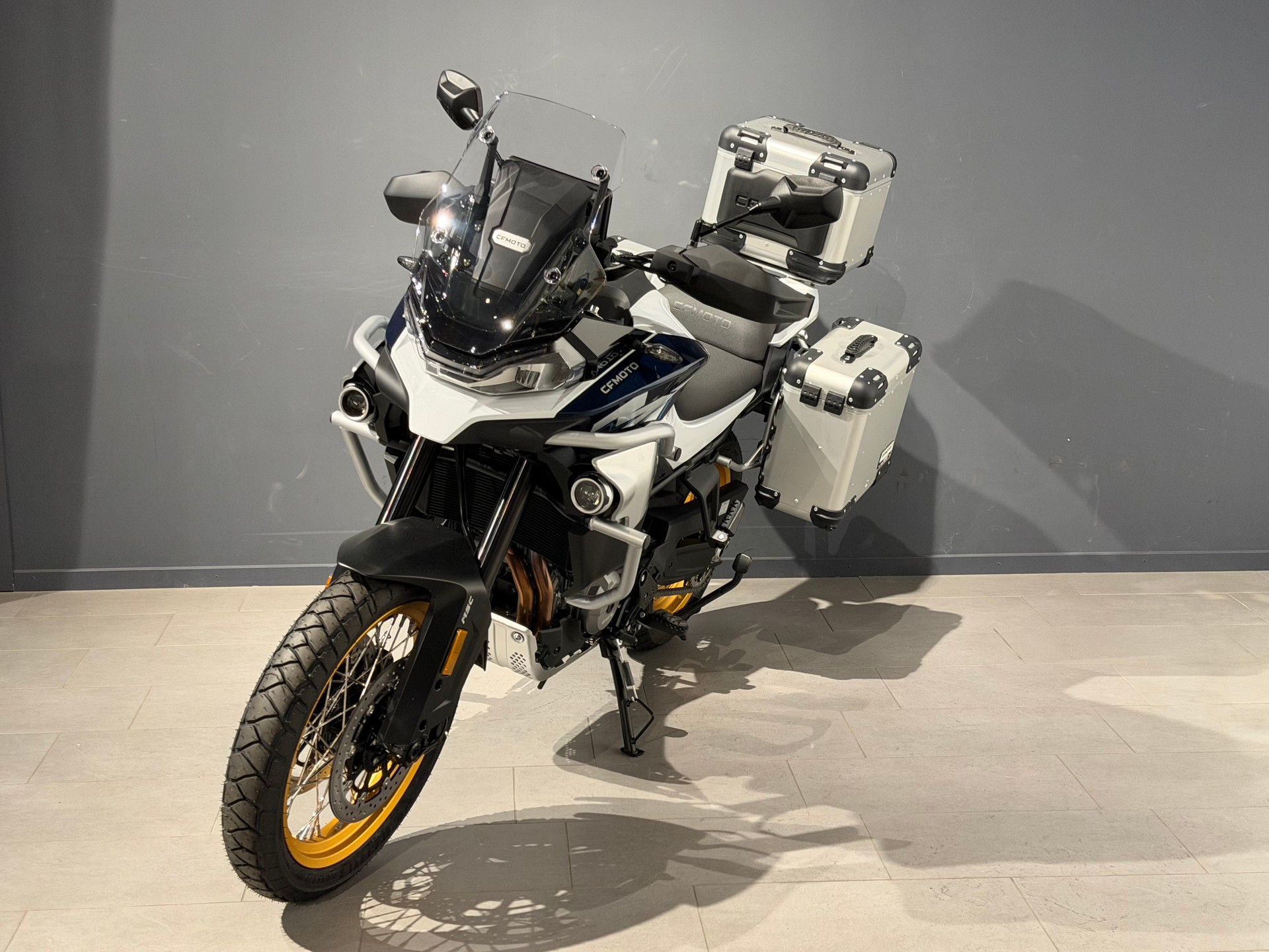 CF MOTO Explore-showroom-element-2