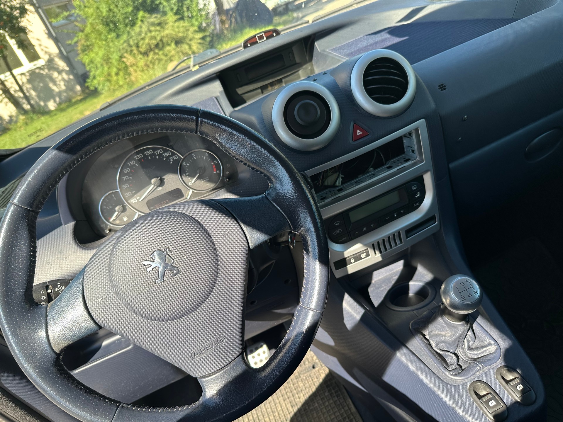 PEUGEOT 1007 1.4 HDI Trendy-image-9