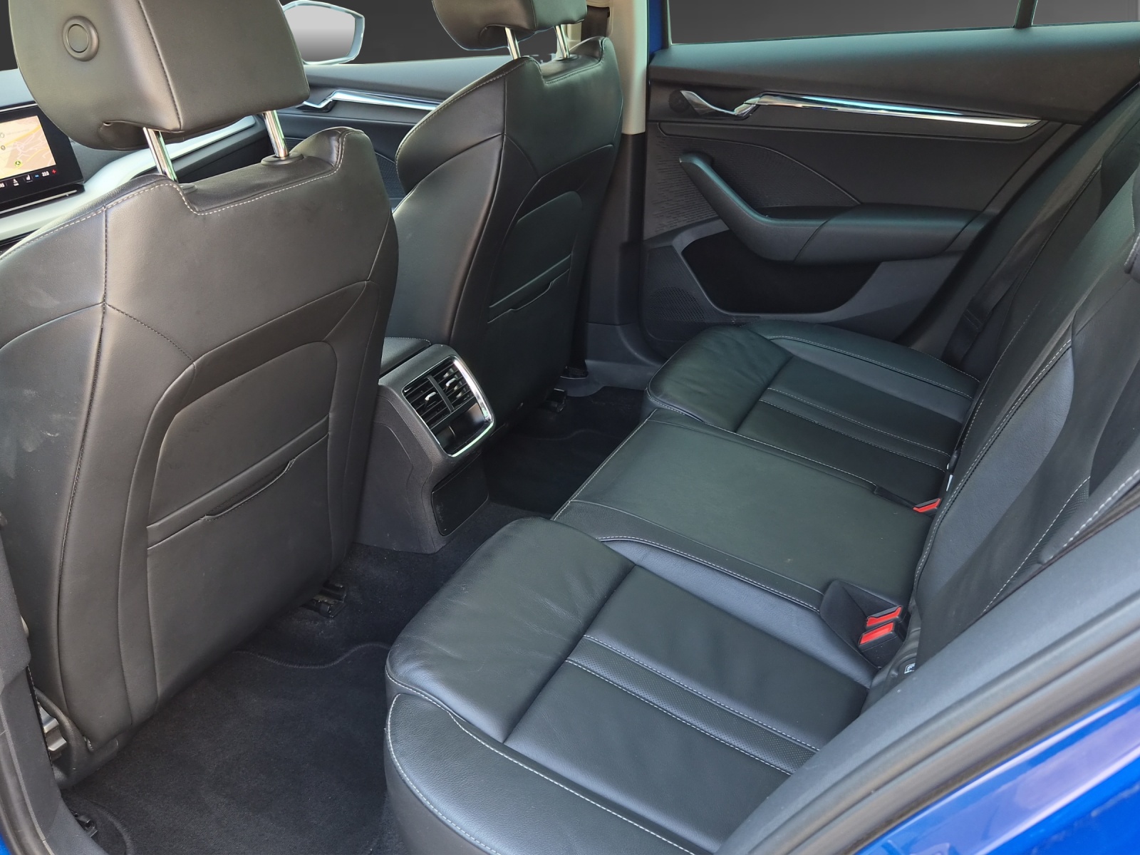 SKODA Octavia Combi 2.0 TDI DSG Style 4x4-image-6