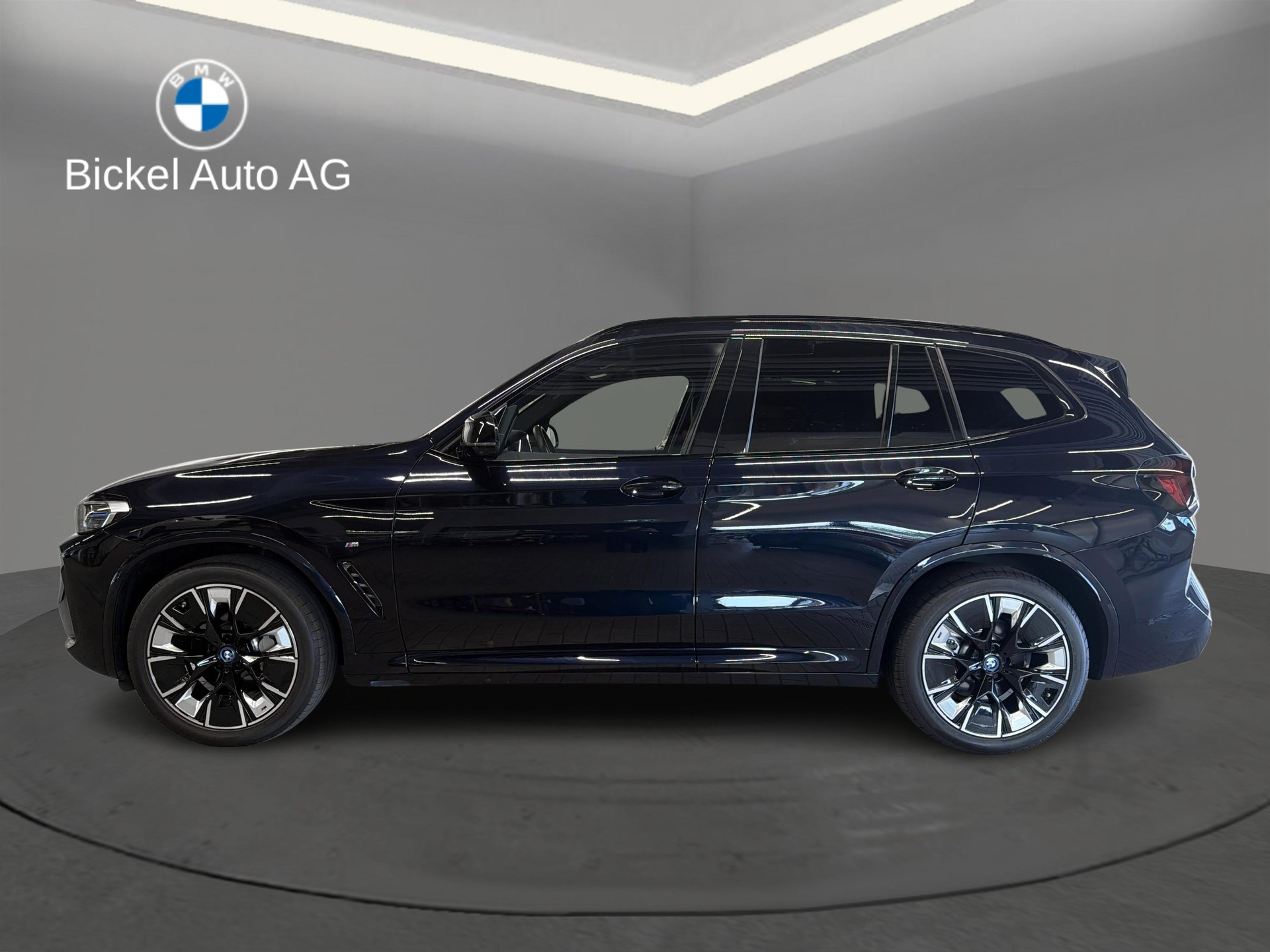 BMW iX3 Impressive-showroom-element-3