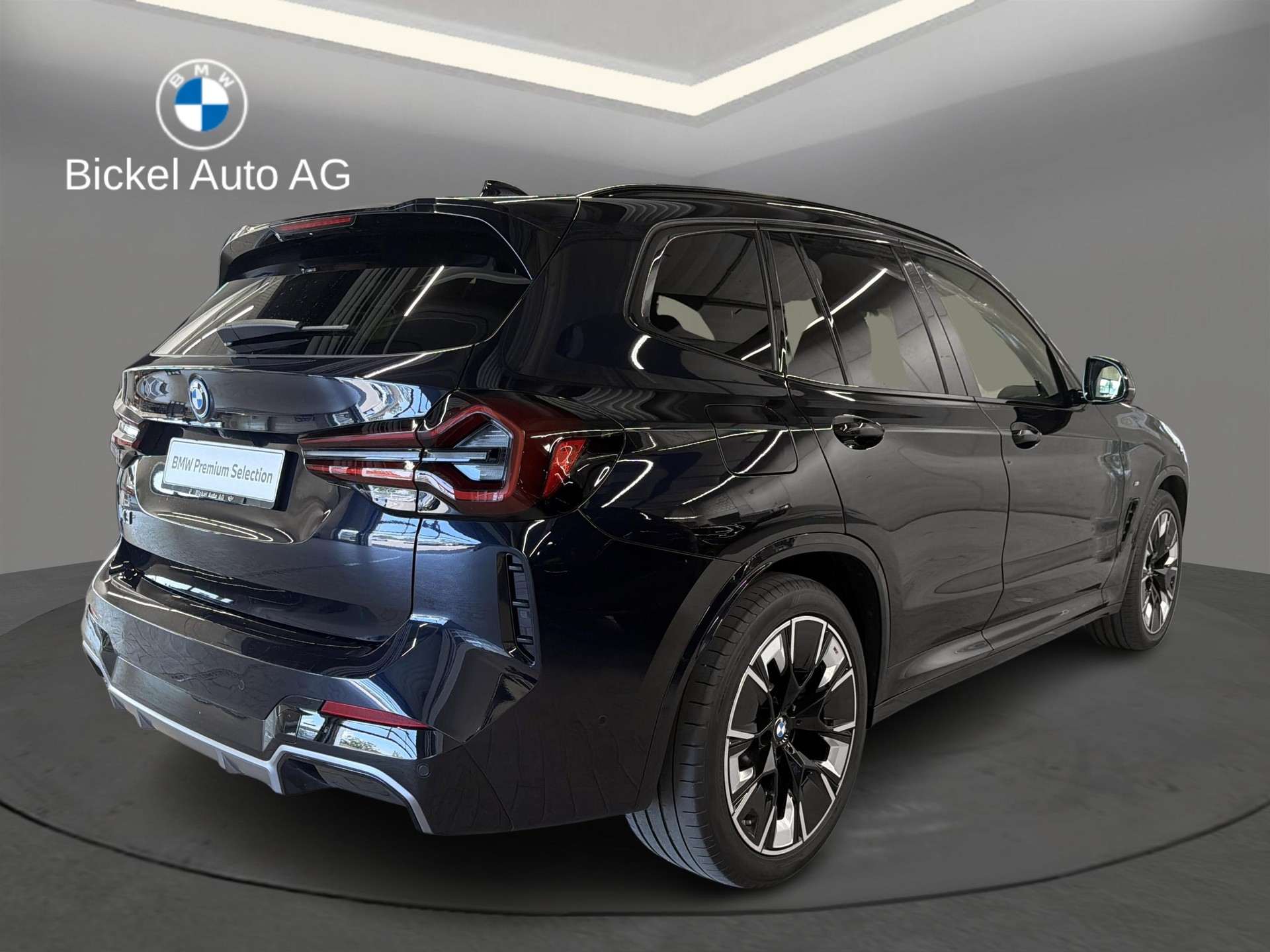 BMW iX3 Impressive-showroom-element-2