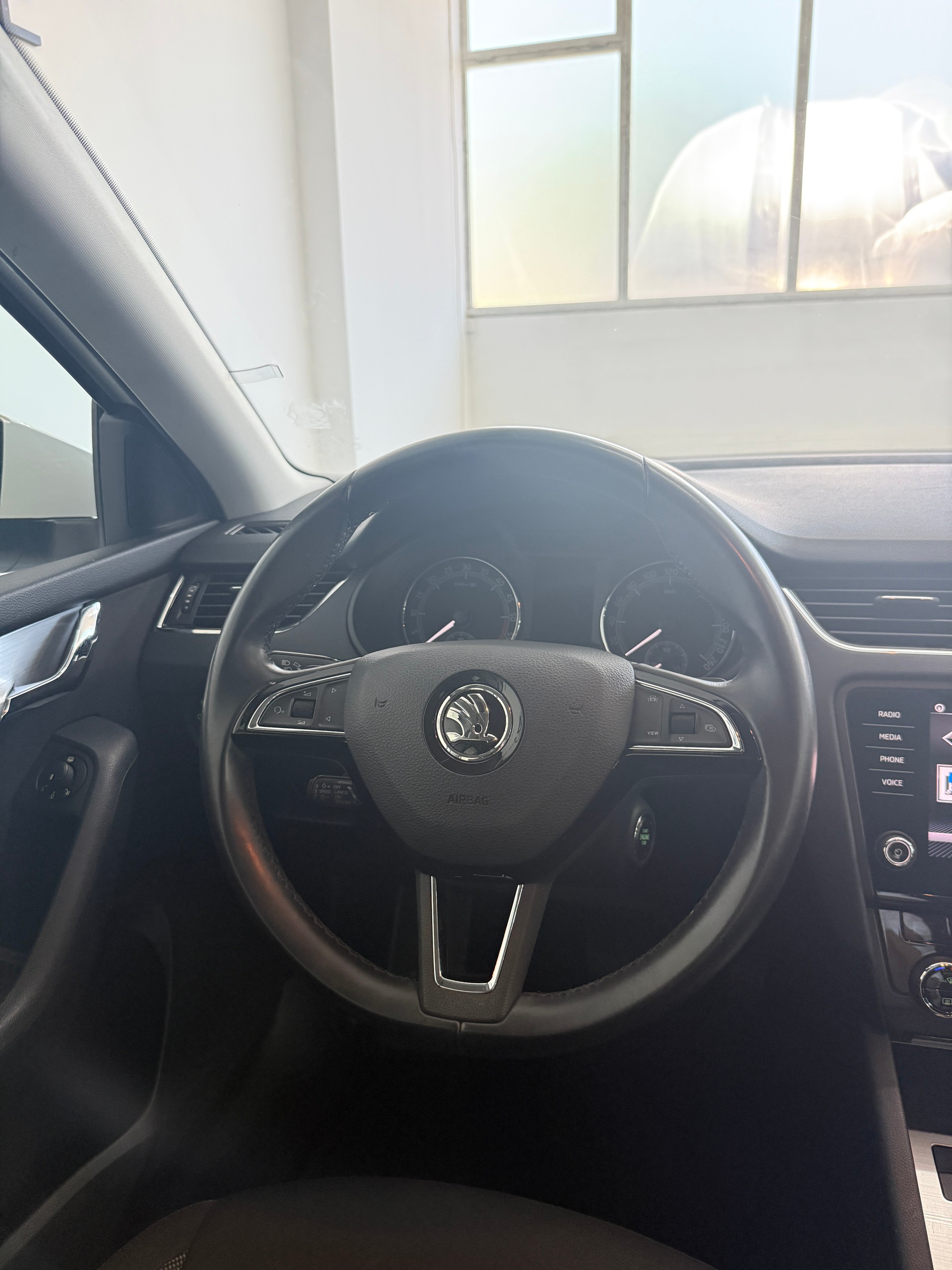 SKODA Octavia Combi 2.0 TDI Ambition DSG-image-9