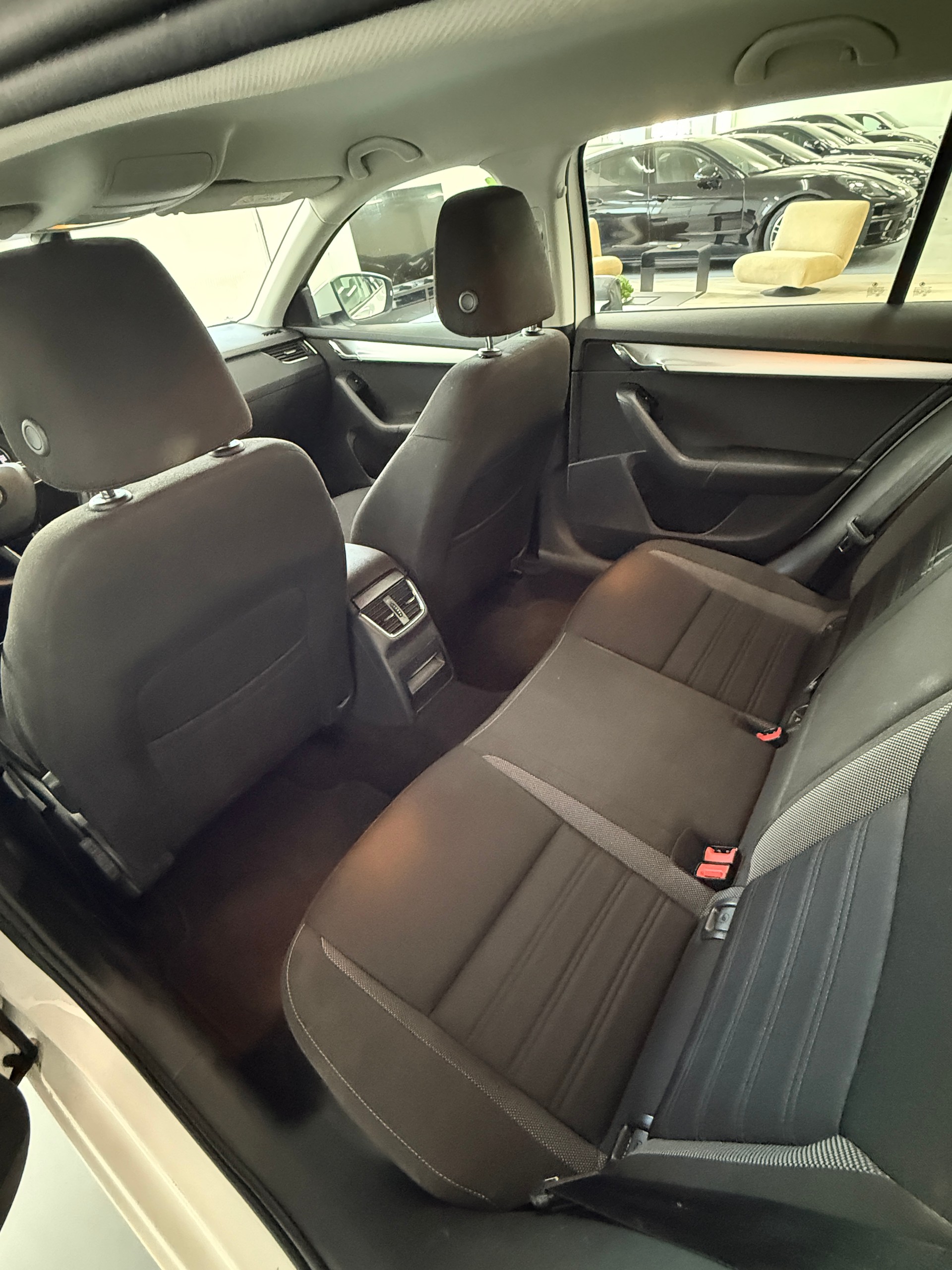 SKODA Octavia Combi 2.0 TDI Ambition DSG-image-11