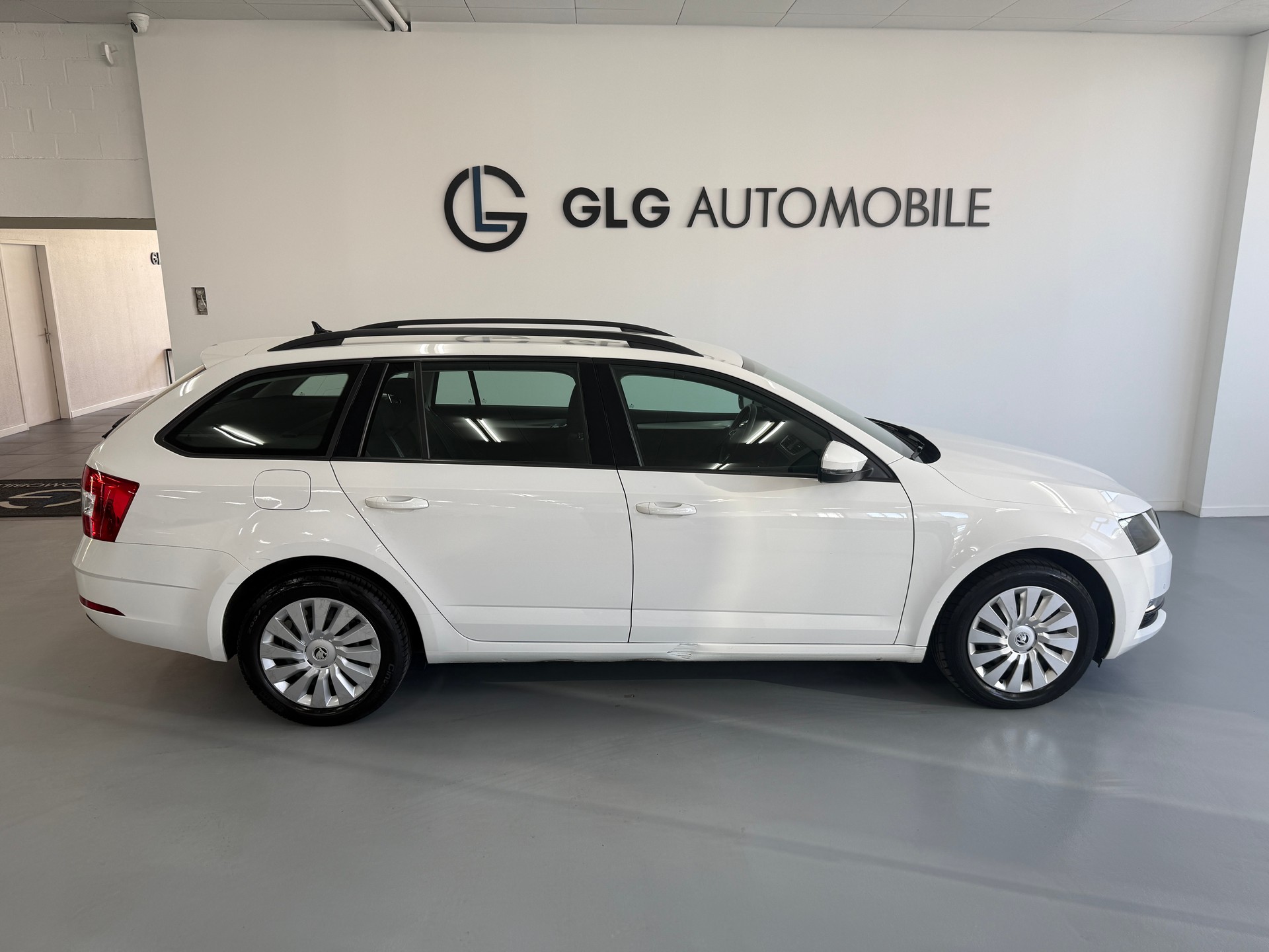 SKODA Octavia Combi 2.0 TDI Ambition DSG-image-4