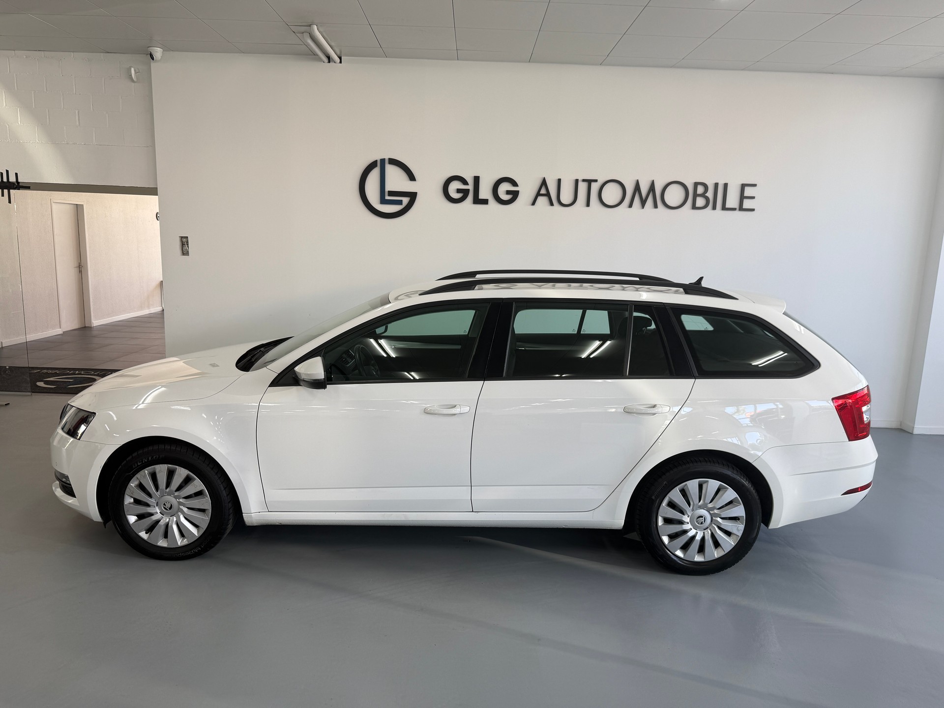 SKODA Octavia Combi 2.0 TDI Ambition DSG-image-1