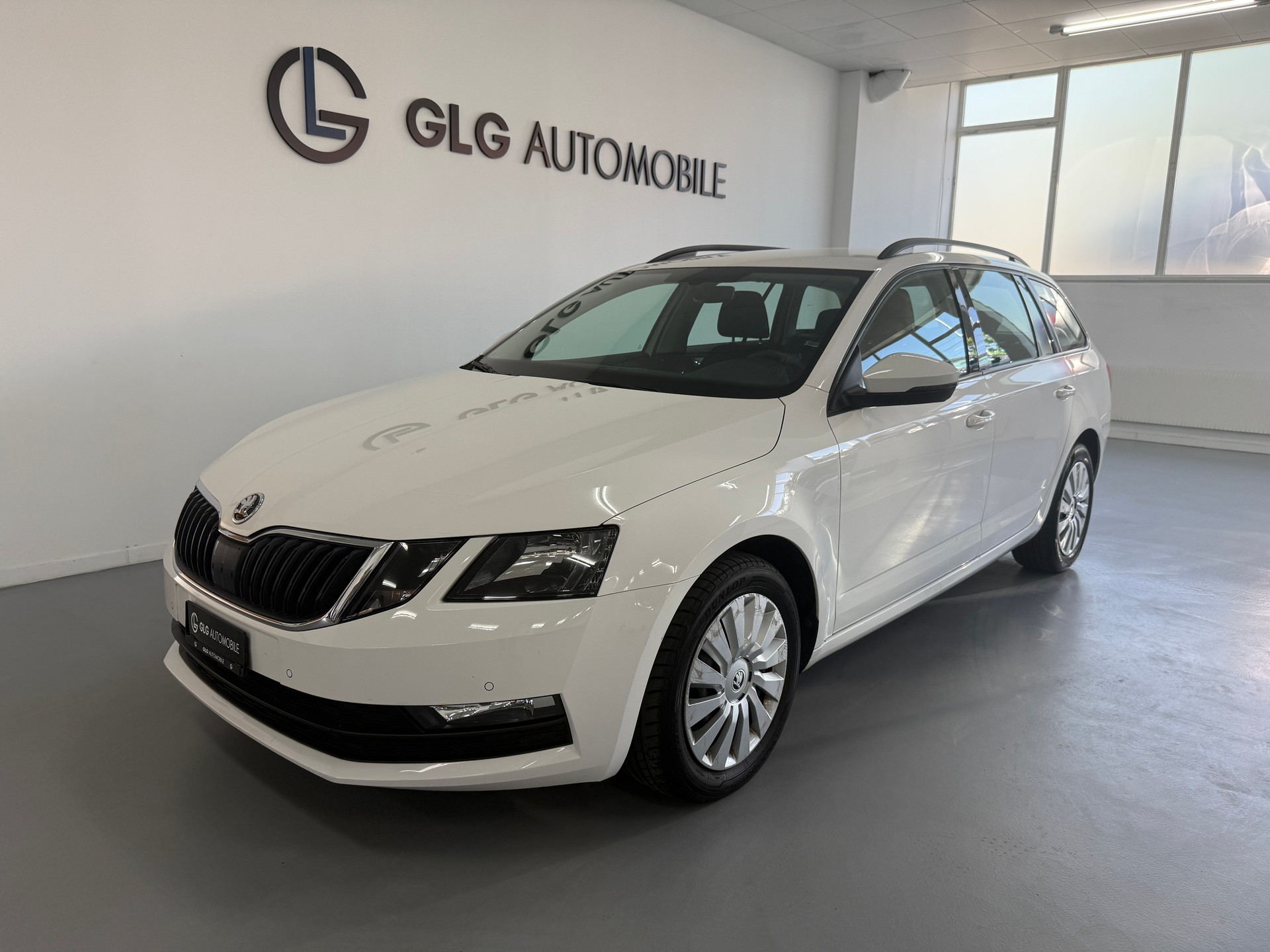 SKODA Octavia Combi 2.0 TDI Ambition DSG-image-0