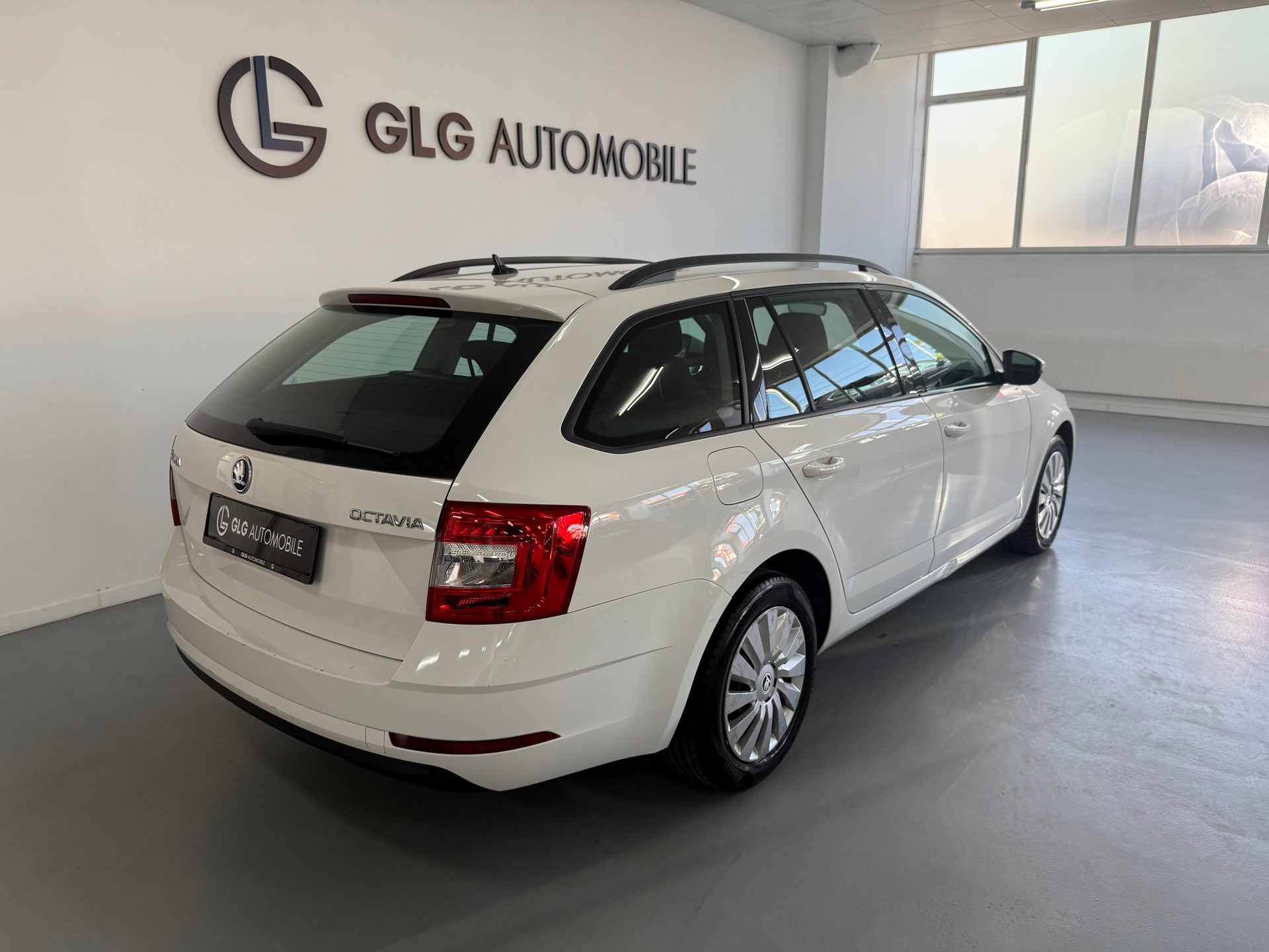 SKODA Octavia Combi 2.0 TDI Ambition DSG-image-3
