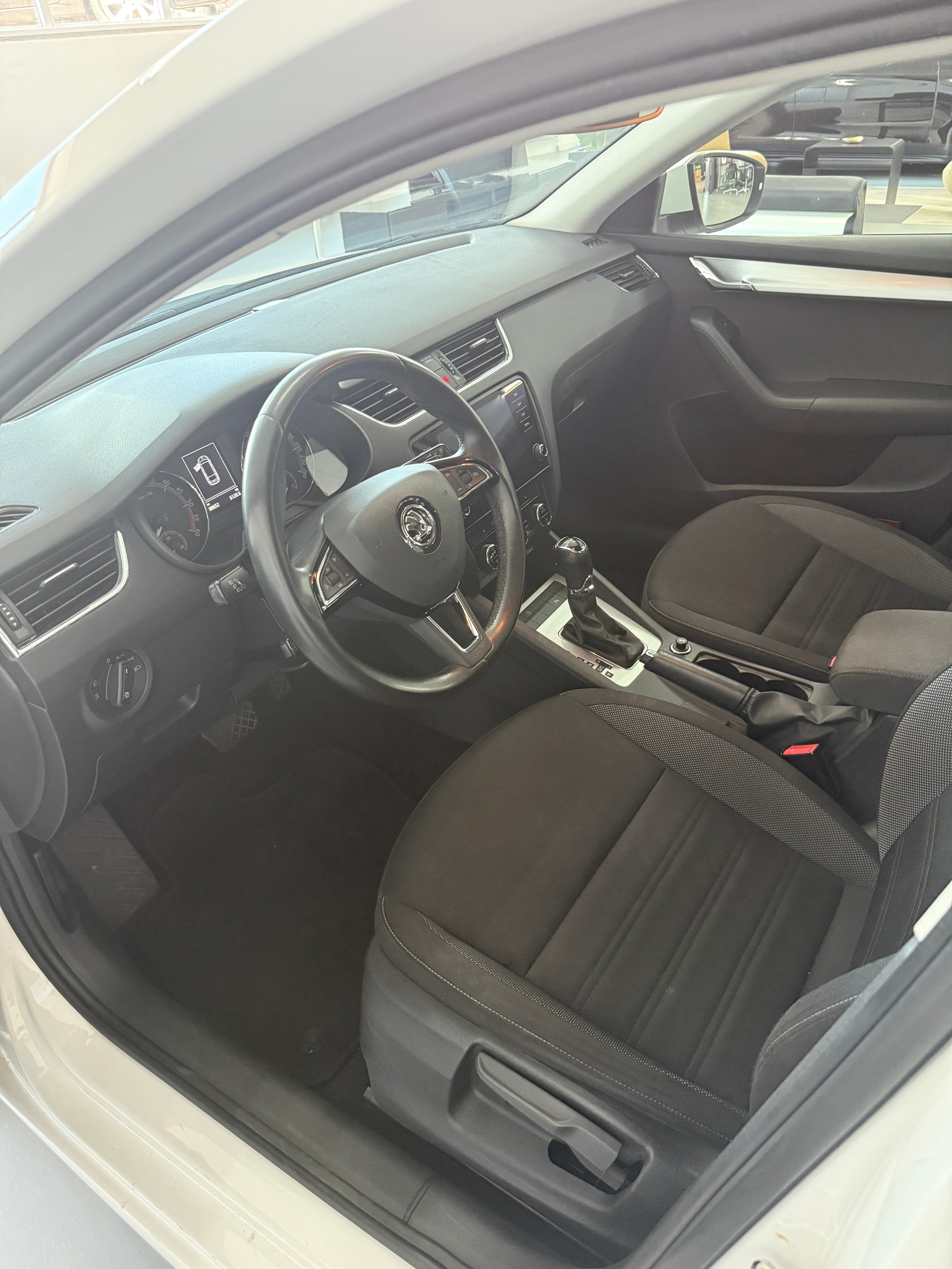 SKODA Octavia Combi 2.0 TDI Ambition DSG-image-6